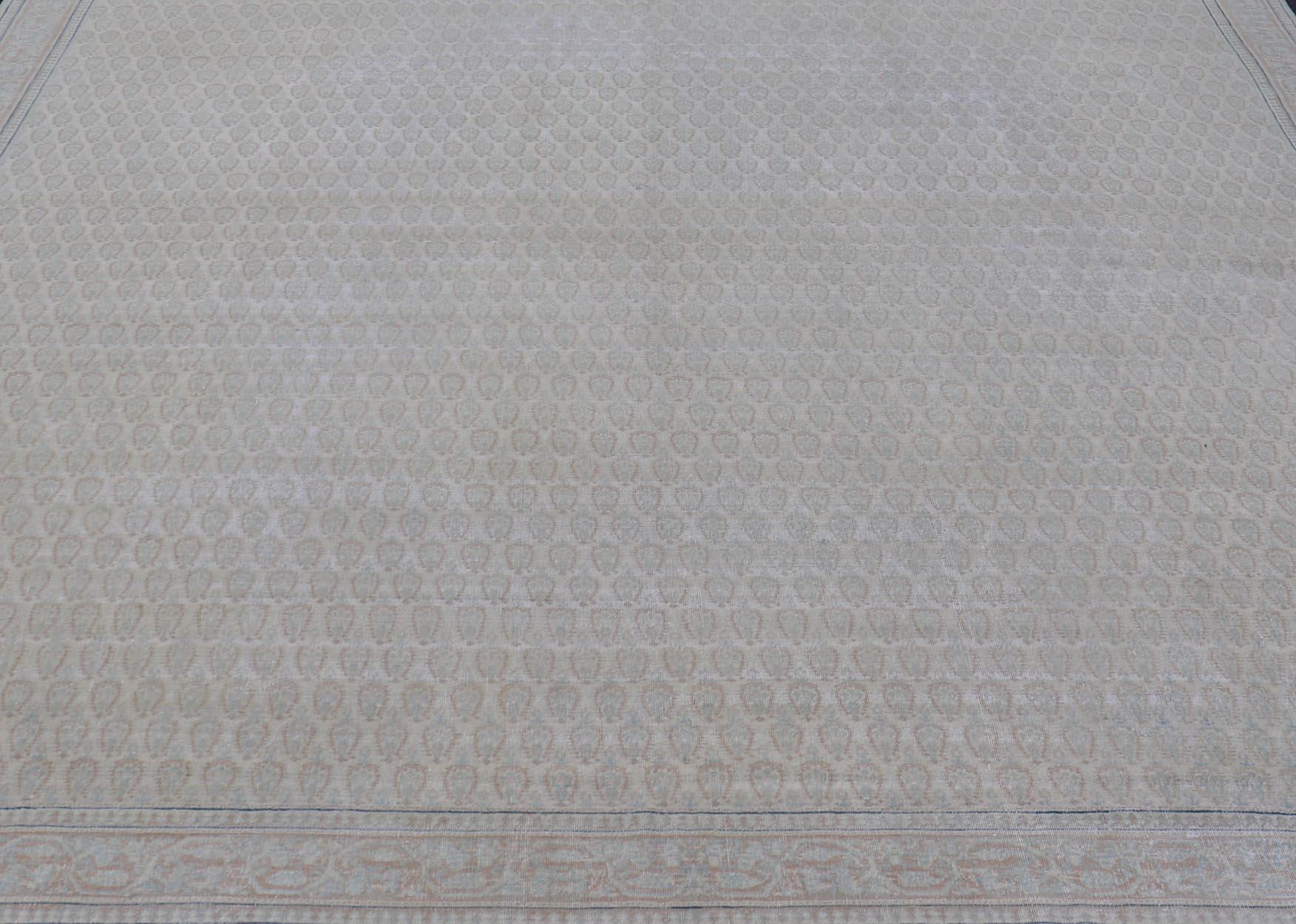 Laine Tapis persan ancien de Tabriz avec de petits motifs tribaux dans des tons sourds en vente