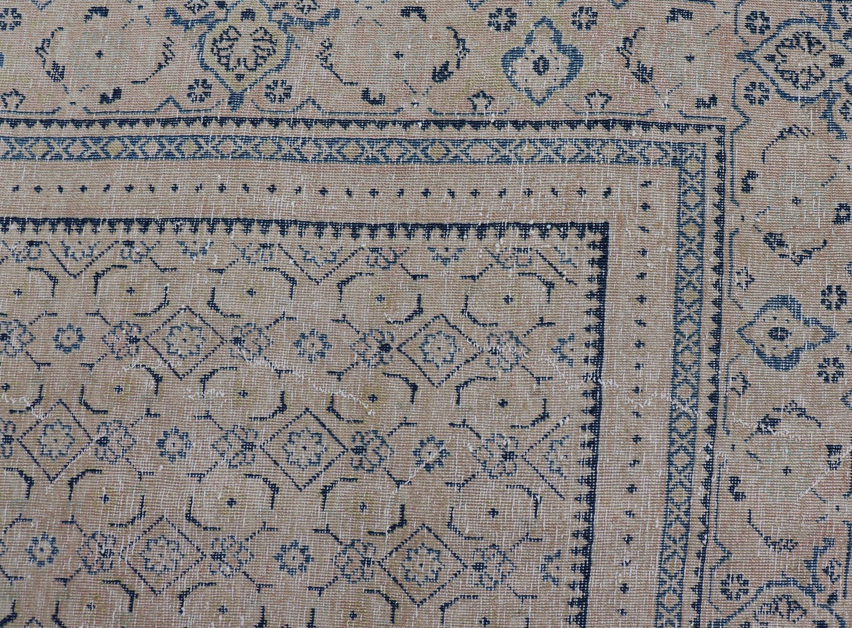 Laine Tapis persan ancien de Tabriz avec de petits motifs tribaux dans des tons sourds en vente