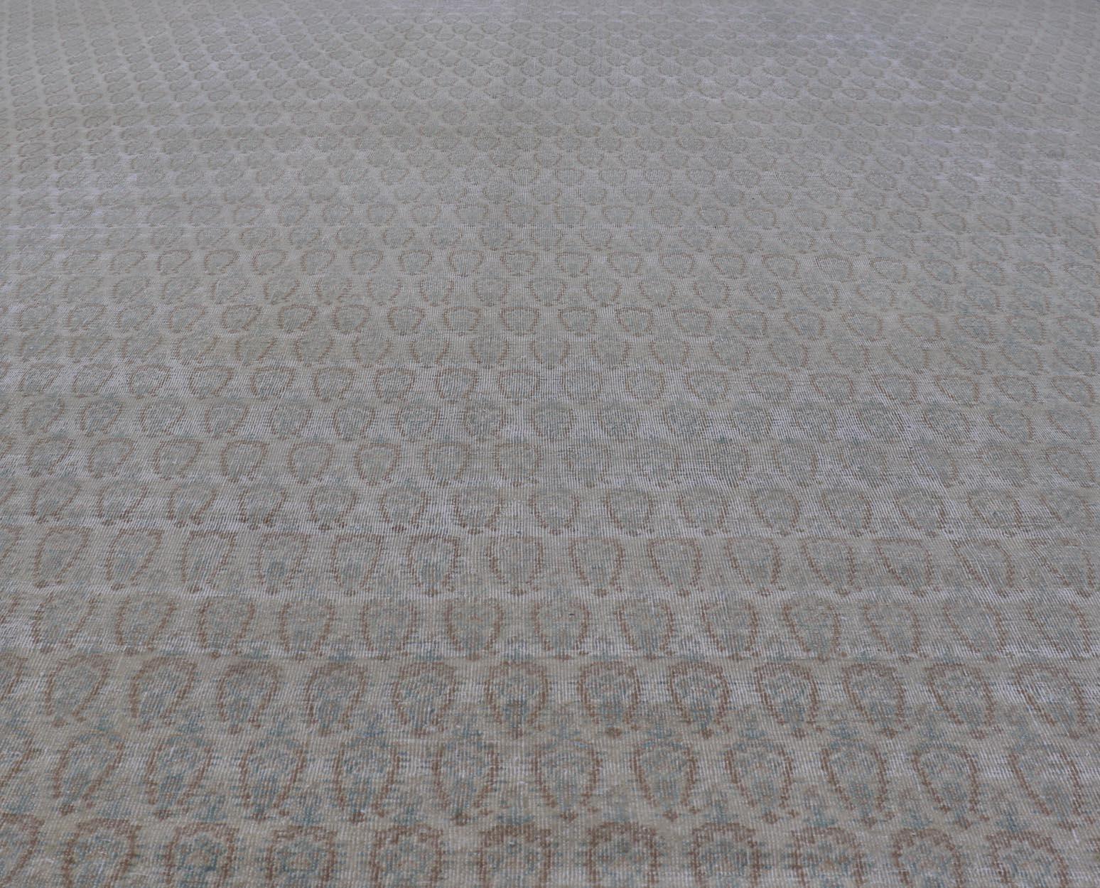 Tapis persan ancien de Tabriz avec de petits motifs tribaux dans des tons sourds en vente 1