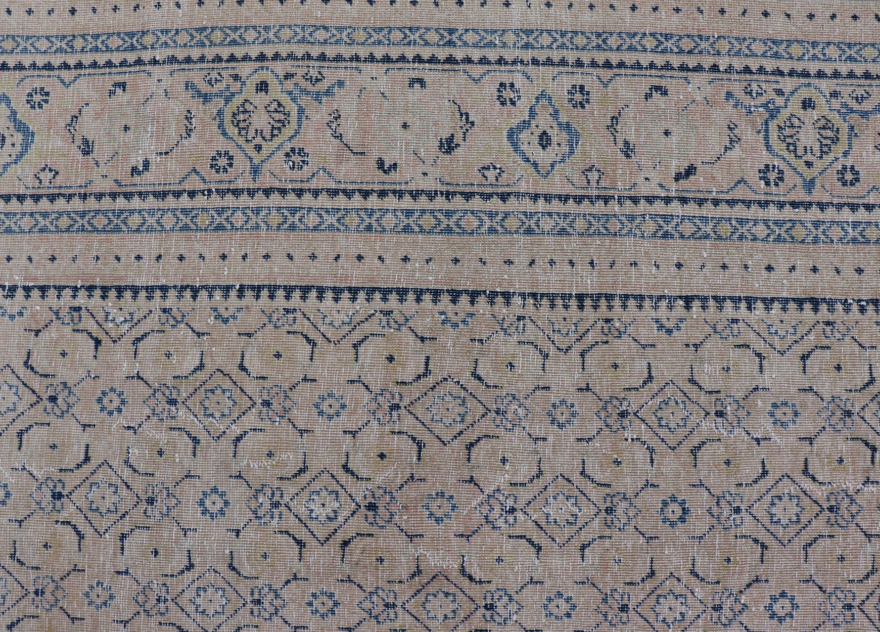 Tapis persan ancien de Tabriz avec de petits motifs tribaux dans des tons sourds en vente 1