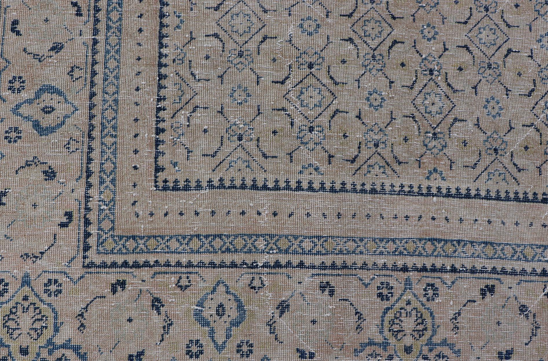 Tapis persan ancien de Tabriz avec de petits motifs tribaux dans des tons sourds en vente 2