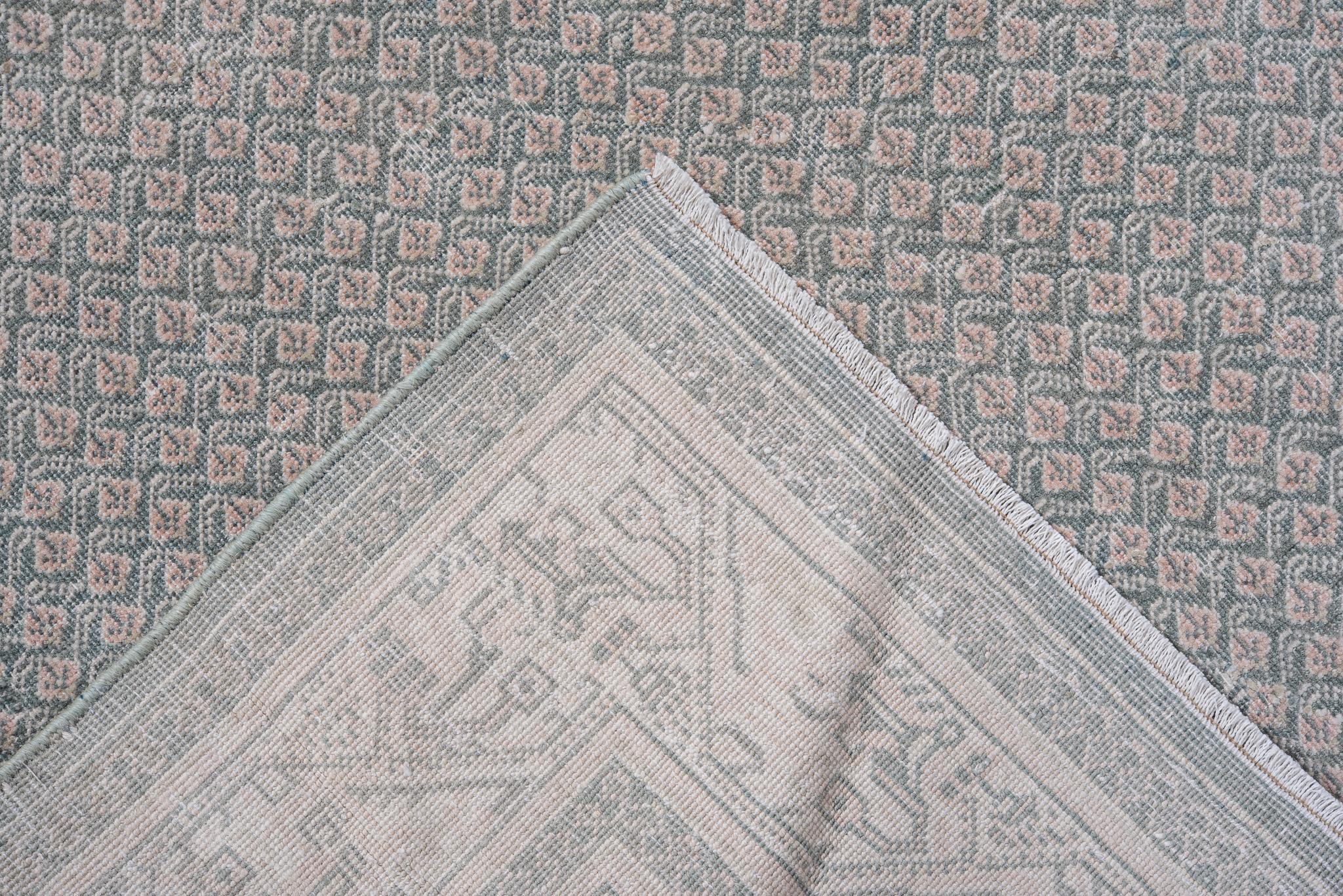 Perse Tapis persan ancien de Tabriz aux tons gris argenté en vente