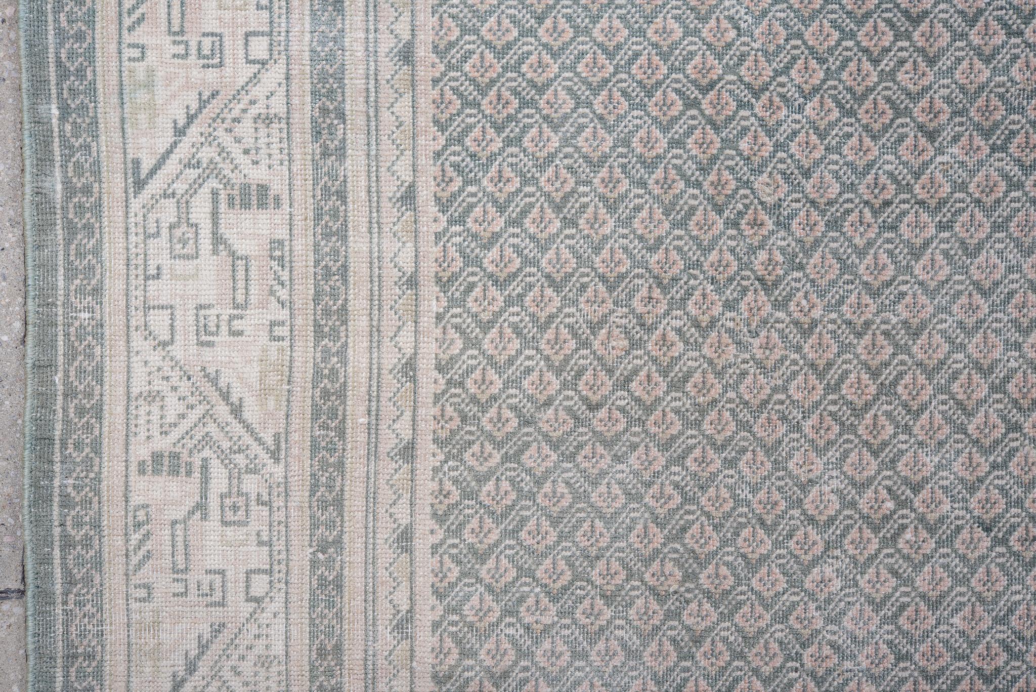 Tapis persan ancien de Tabriz aux tons gris argenté Excellent état - En vente à New York, NY