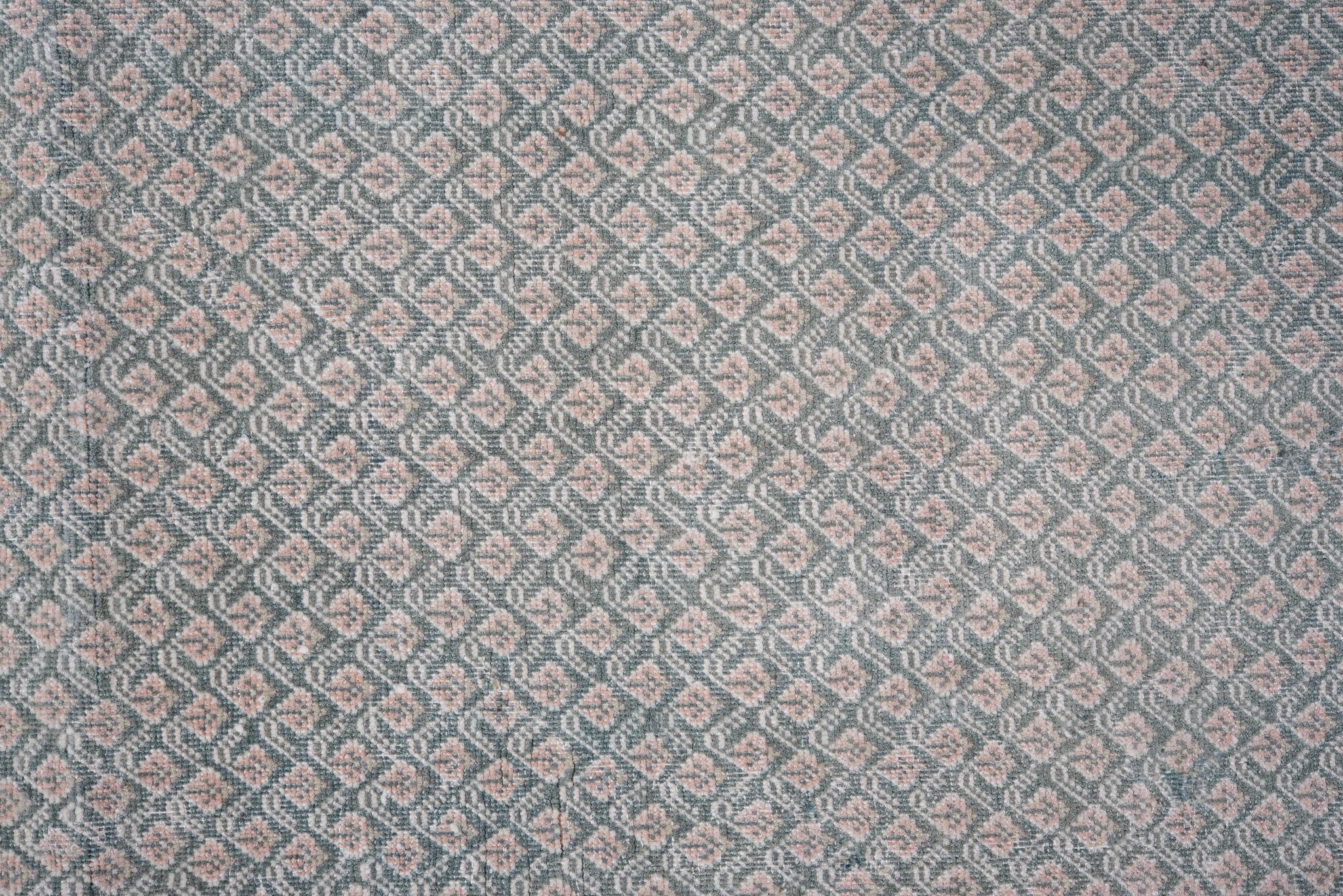20ième siècle Tapis persan ancien de Tabriz aux tons gris argenté en vente