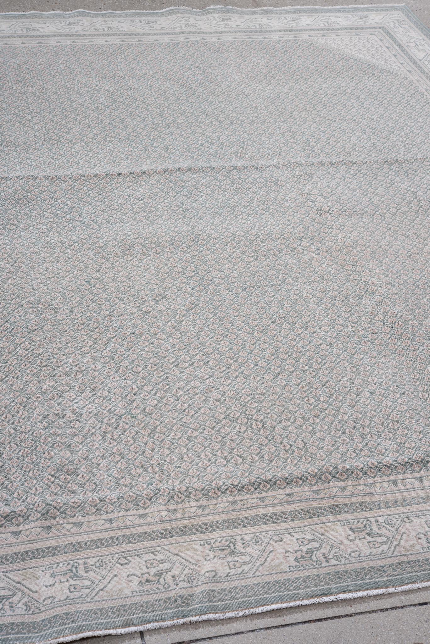 Laine Tapis persan ancien de Tabriz aux tons gris argenté en vente