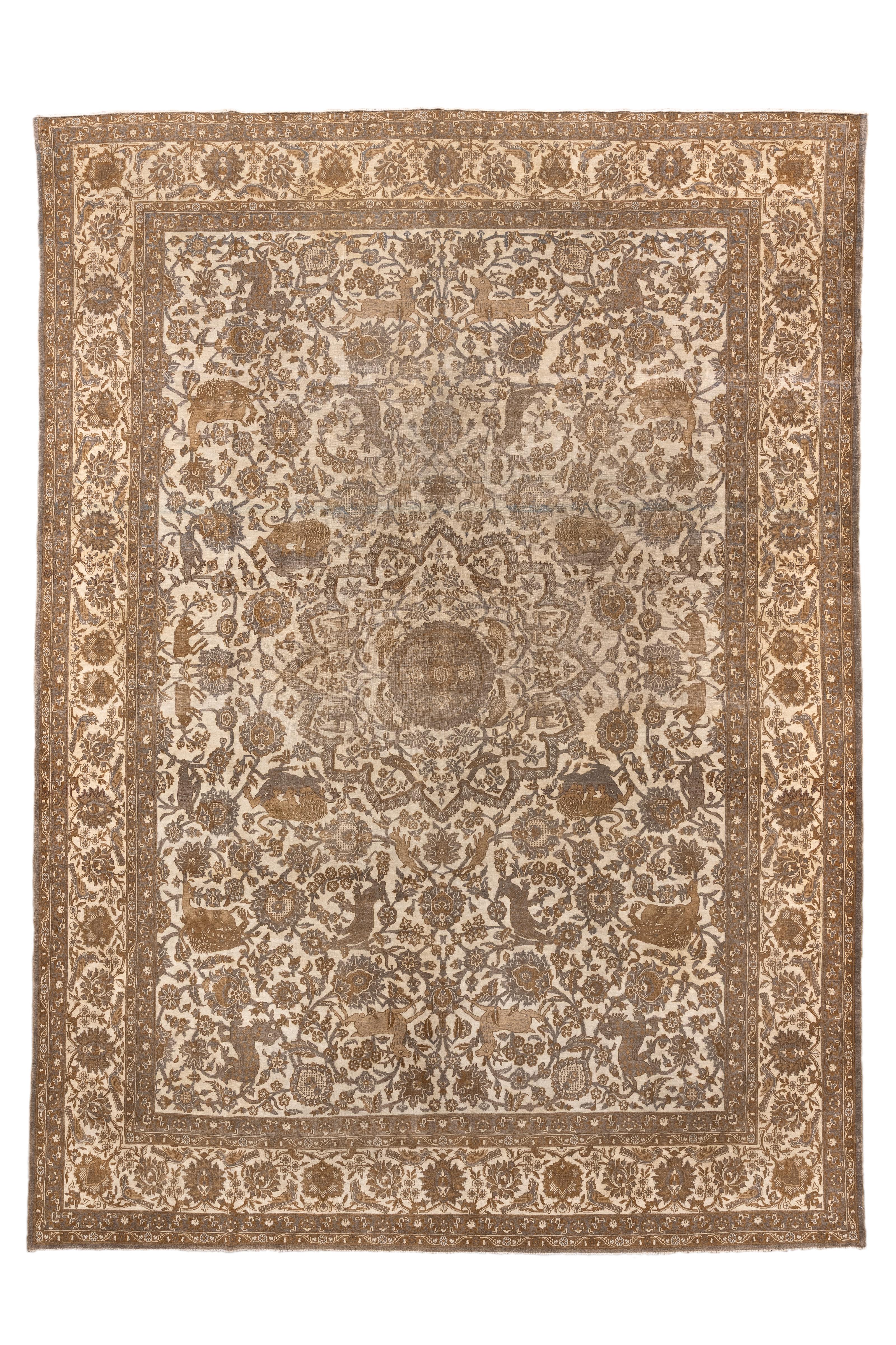  Una distinguida alfombra antigua persa de Tabriz, con un diseño exquisitamente detallado en una cálida paleta tonal de camel, topo, marfil y marrón suave. El campo está ricamente decorado con intrincados adornos florales, palmetas y frondosas
