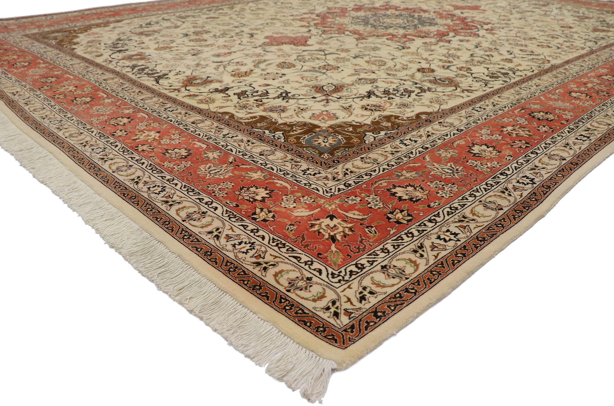 77750 Antiker persischer Täbriz-Teppich, 09'09 x 13'01. Täbris-Teppiche, die aus der historischen Stadt Täbris im Nordwesten des Irans stammen, stellen einen Höhepunkt der persischen Teppichweberei dar und zeichnen sich durch eine Vielzahl