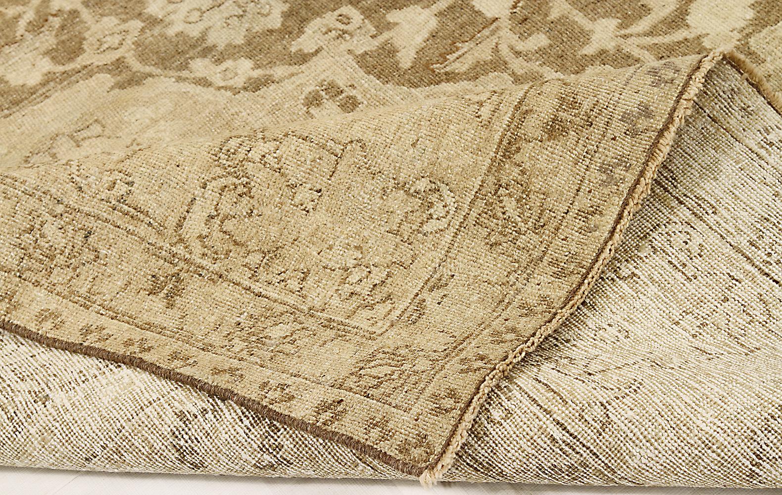 Antiker persischer Täbriz-Teppich mit beigefarbenem und braunem Blumenmedaillon im Mittelfeld (Handgewebt) im Angebot