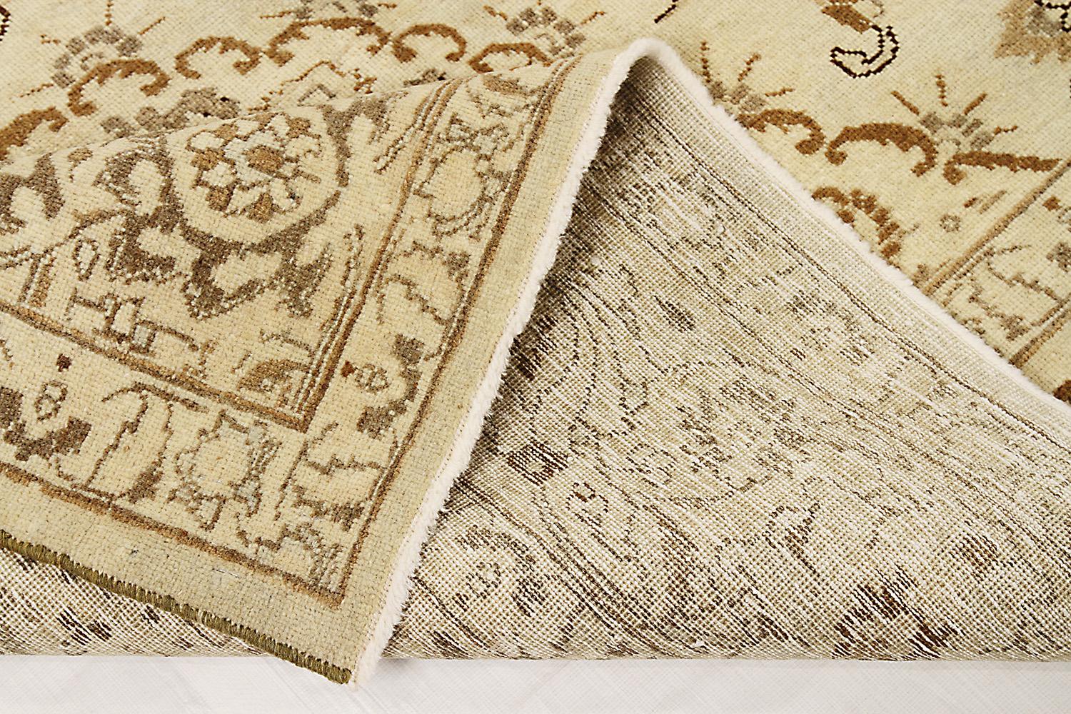 Antiker persischer Täbris-Teppich mit schwarzen und braunen Blumenmotiven auf elfenbeinfarbenem Feld (Handgewebt) im Angebot