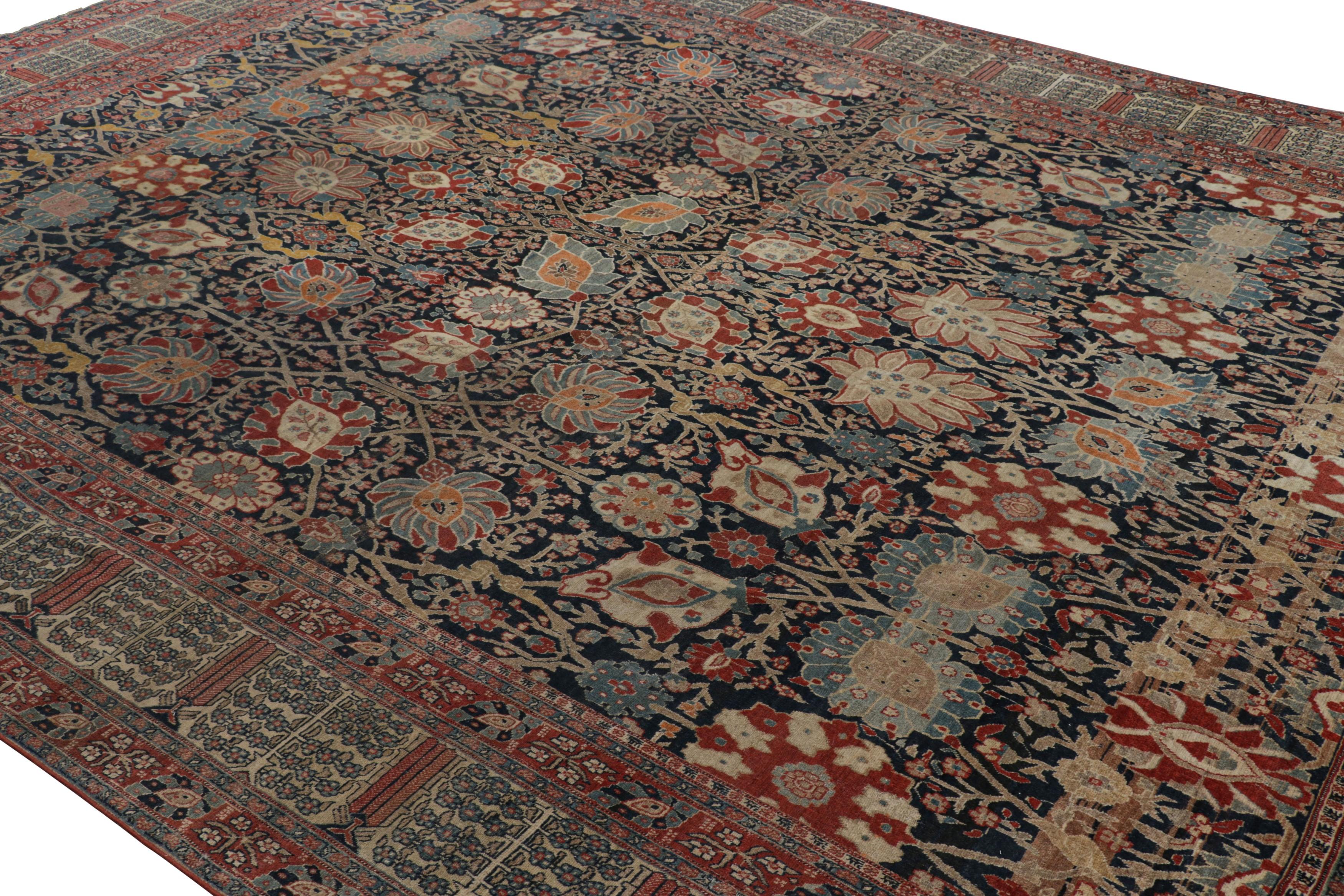 Réalisé en laine nouée à la main vers 1910-1920, ce tapis persan antique 11x16 de provenance Tabriz est une nouvelle collection rare et passionnante de Rug & Kilim.

Sur le Design : 

De multiples bordures complexes entourent un champ bleu marine