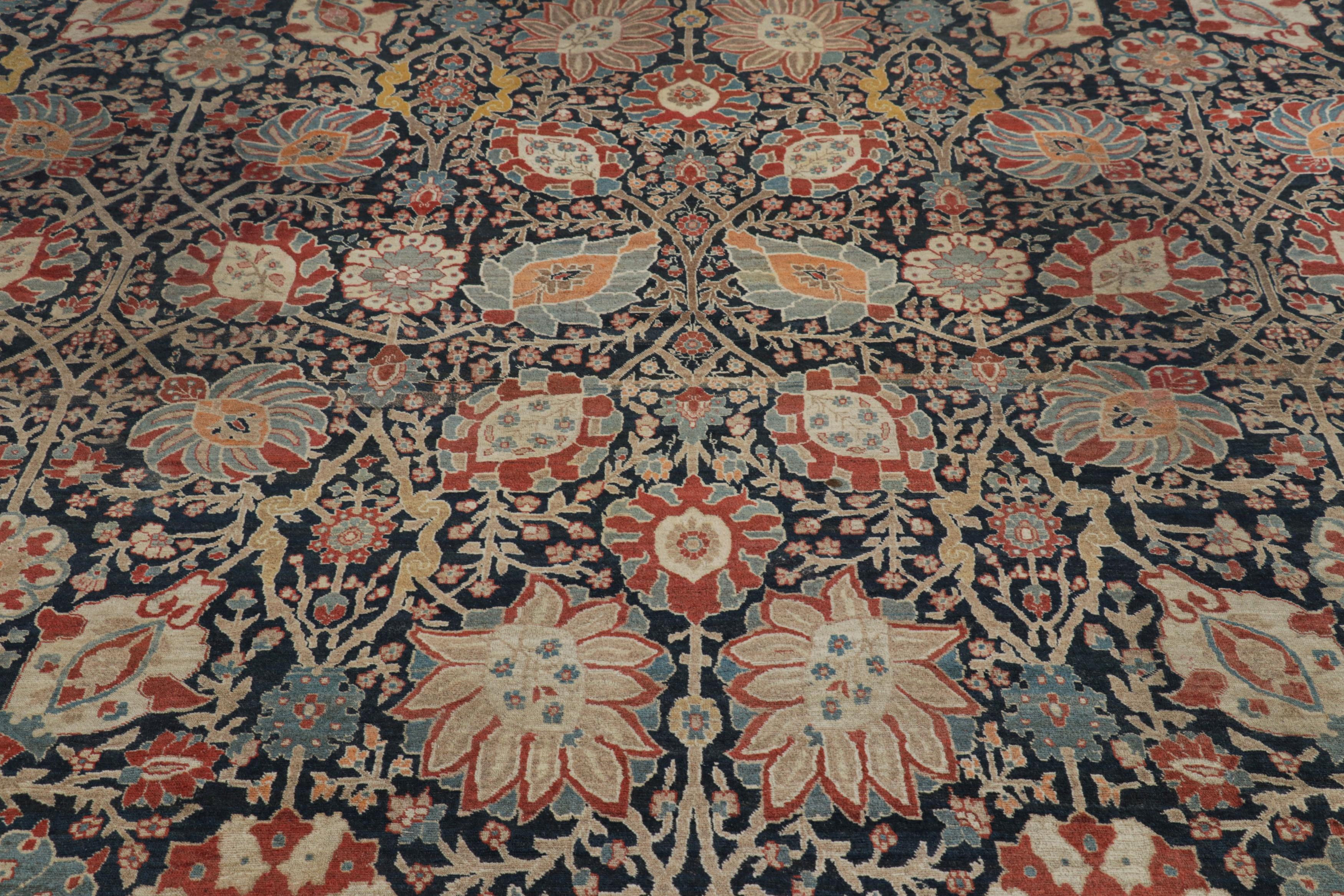 Perse Tapis persan ancien de Tabriz à motifs floraux bleus et rouges  Rug & Kilim en vente