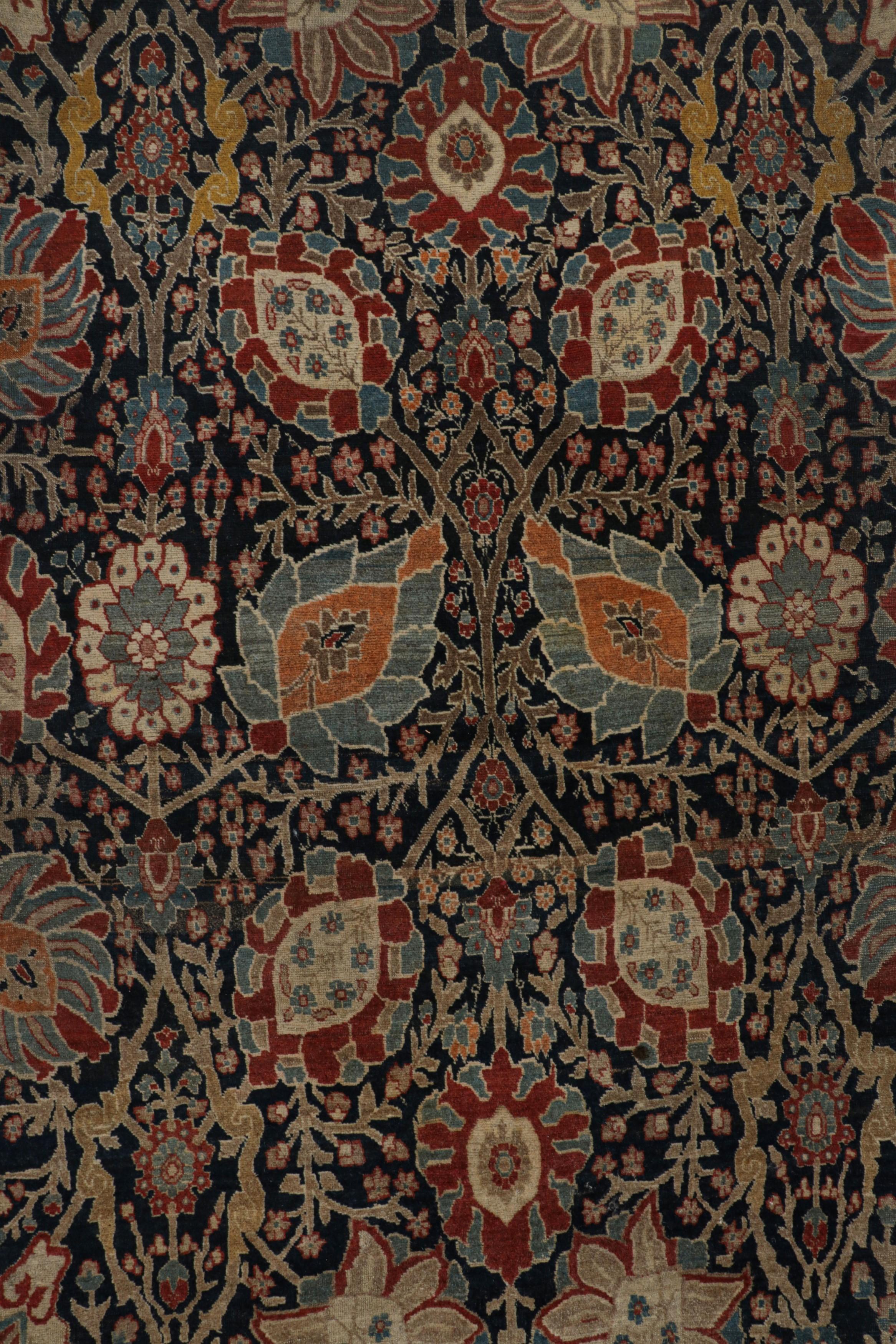 Laine Tapis persan ancien de Tabriz à motifs floraux bleus et rouges  Rug & Kilim en vente