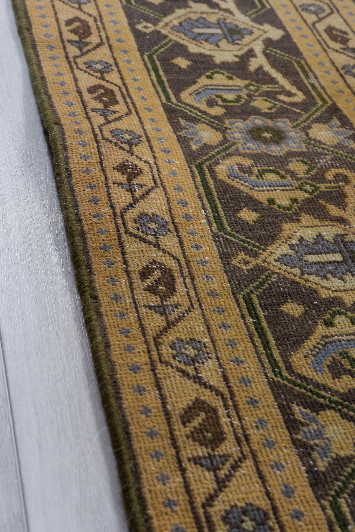 Questo antico tappeto persiano Tabriz vanta un audace disegno floreale dai colori ricchi e saturi. Le tonalità intense e vibranti e i motivi intricati ne fanno un'aggiunta accattivante a qualsiasi spazio.