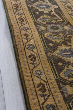 Antiker persischer Täbris-Teppich mit kühnem, geblümtem Design in satten, gesättigten Farben