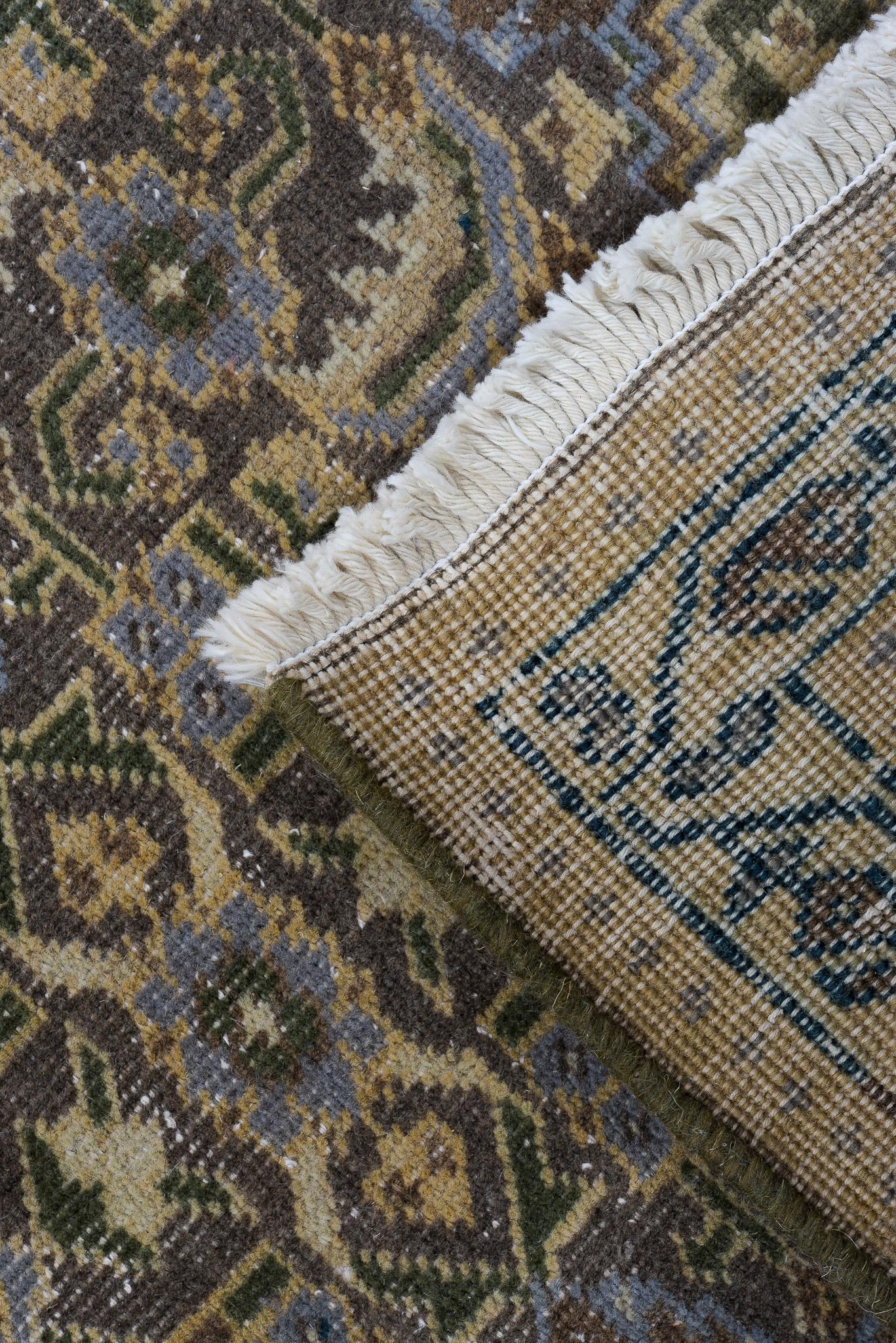 Antico tappeto persiano Tabriz con un audace disegno floreale in colori ricchi e saturi In condizioni ottime in vendita a New York, NY