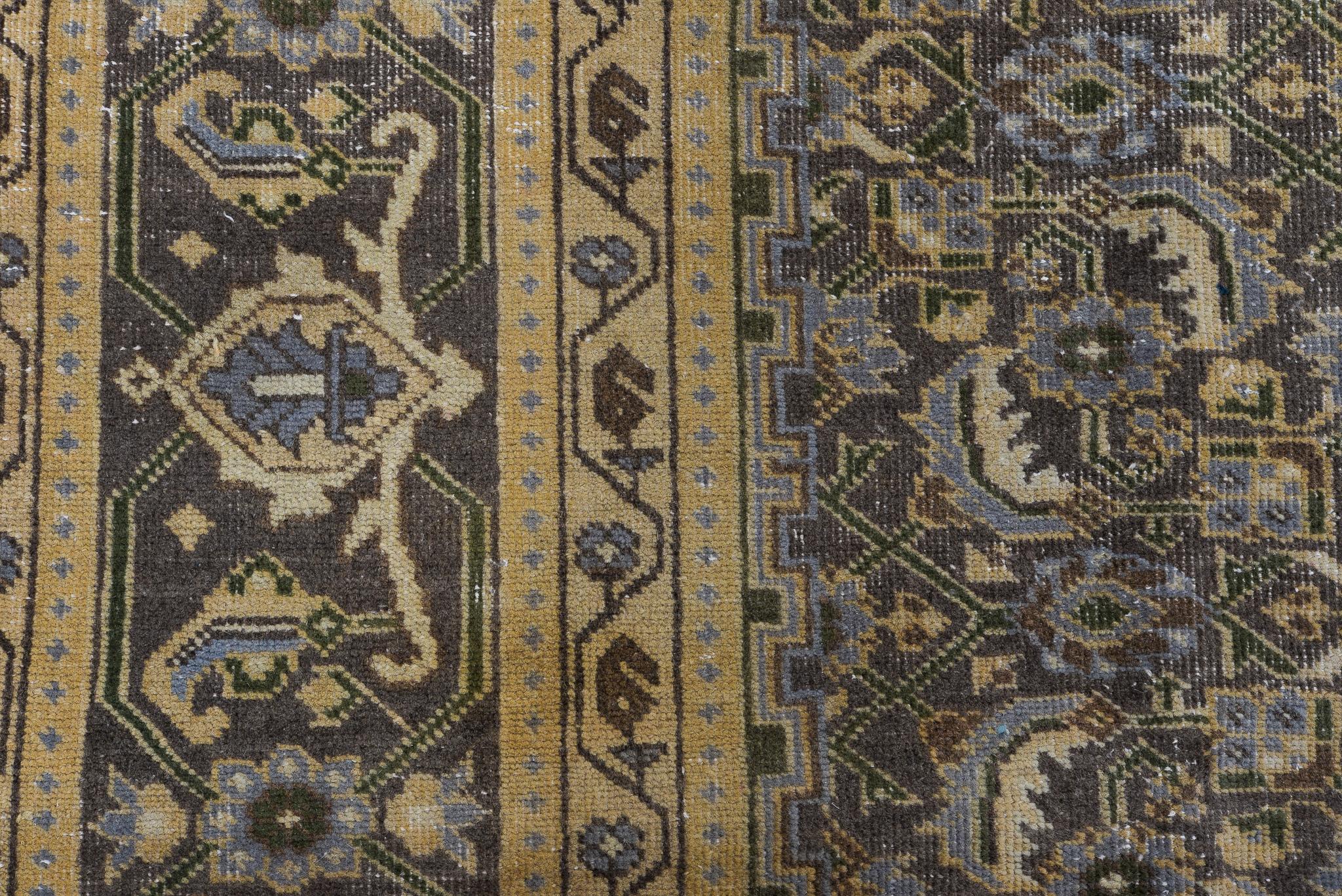XX secolo Antico tappeto persiano Tabriz con un audace disegno floreale in colori ricchi e saturi in vendita