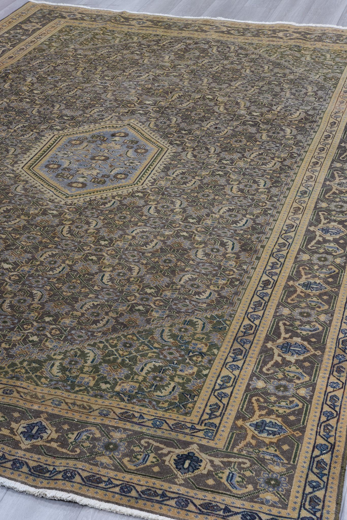 Antico tappeto persiano Tabriz con un audace disegno floreale in colori ricchi e saturi in vendita 1