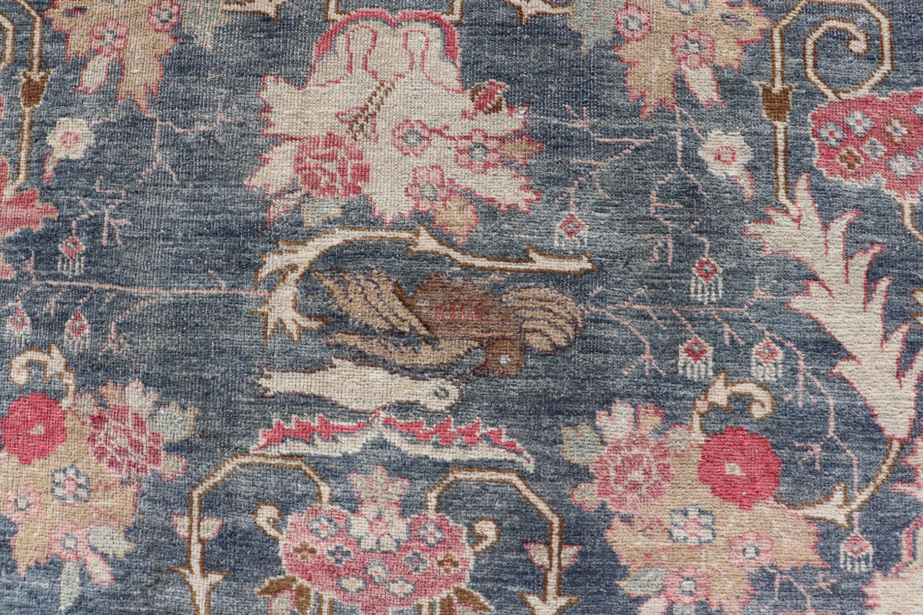 Antico tappeto persiano Tabriz con disegno a briglia in blu Keivan Woven Arts. 
Keivan Woven Arts / tappeto AVI-1103, paese d'origine/tipo: Iran / Tabriz, circa 1920
Misure: 8'8 x 12'0 
Questo tappeto è una squisita opera d'arte e offre