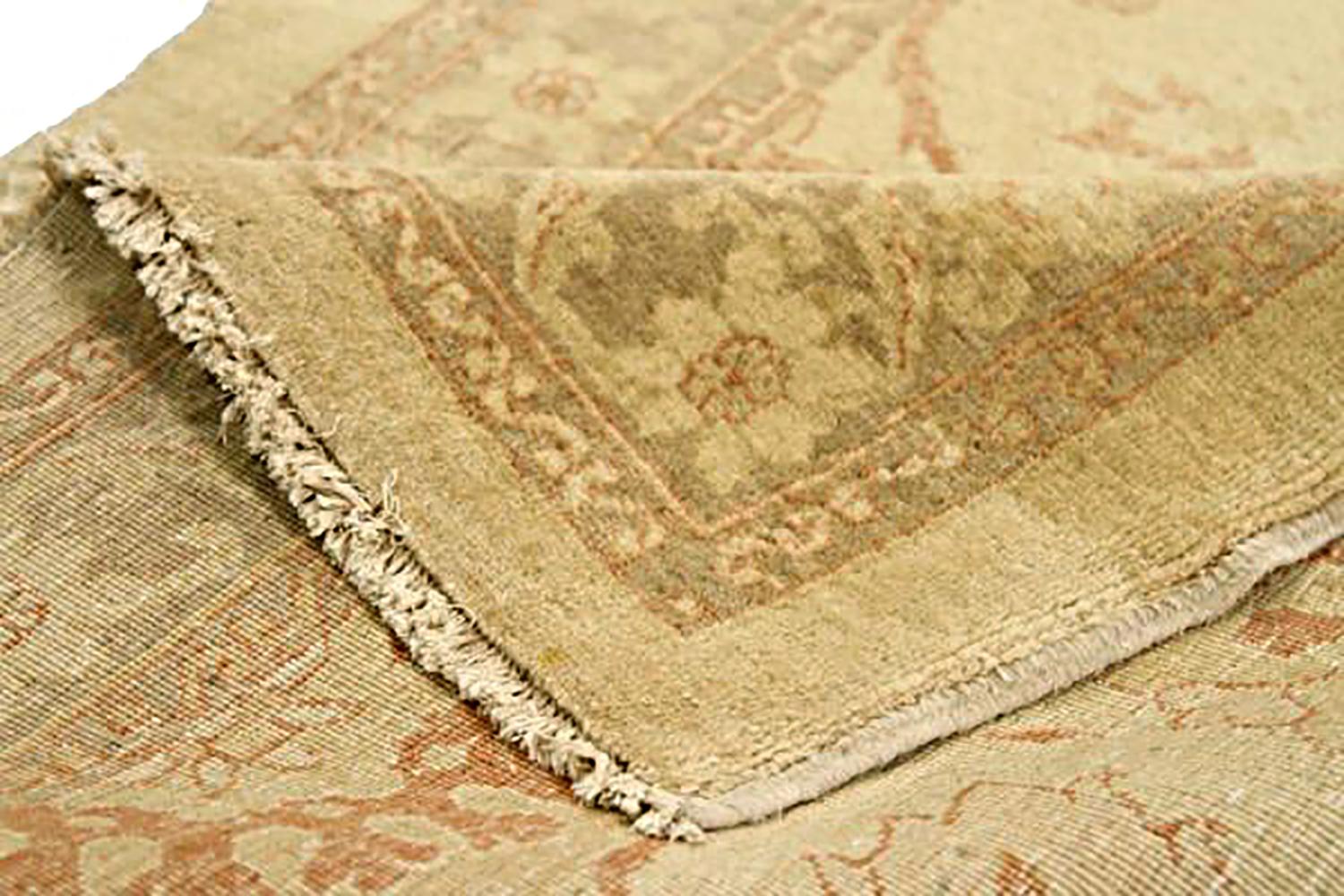 Antiker persischer Täbriz-Teppich mit braunen & beigefarbenen Blumendetails (Persisch) im Angebot