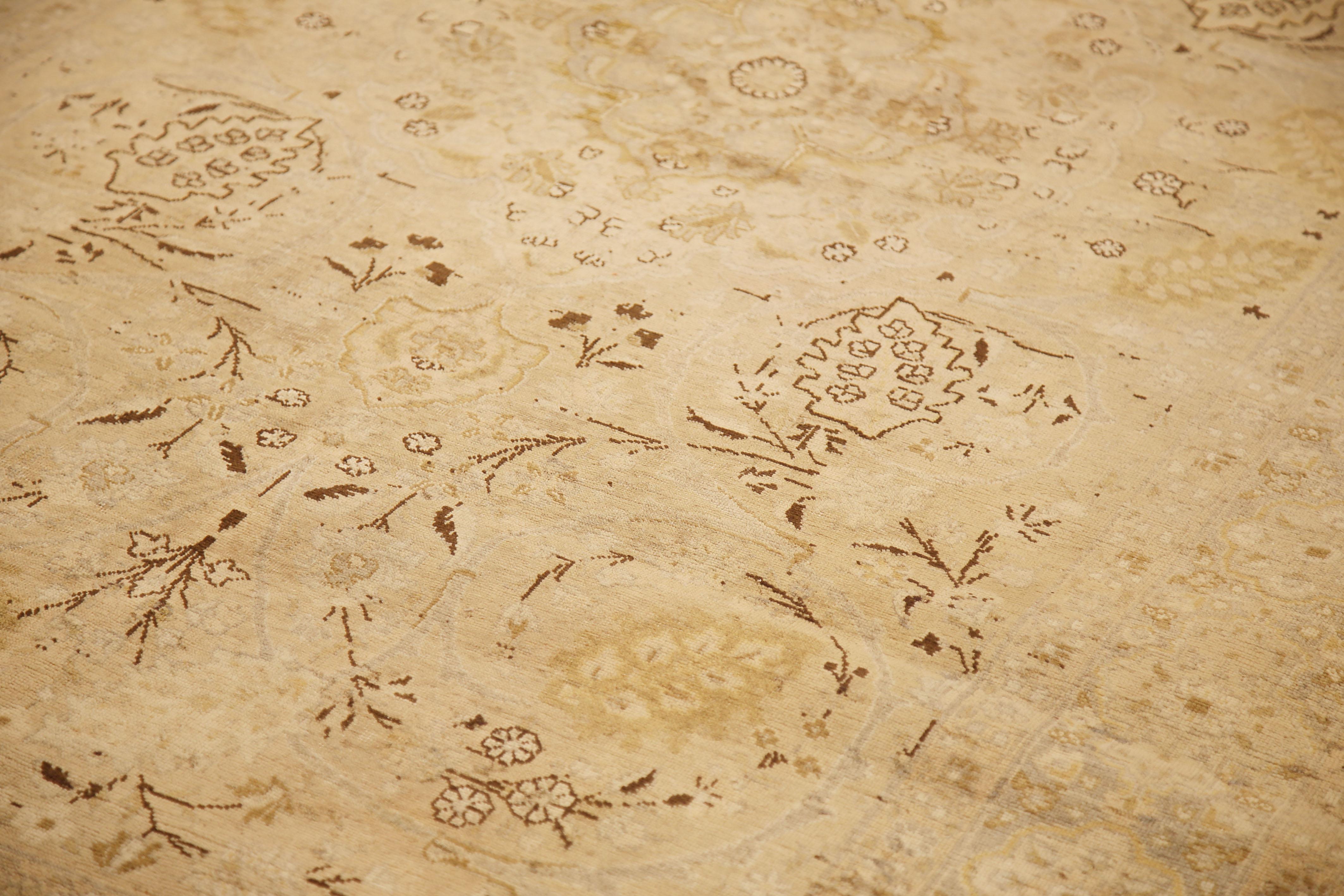 Antiker persischer Täbris-Teppich mit braunen botanischen Details auf elfenbeinfarbenem Feld (Tabriz) im Angebot