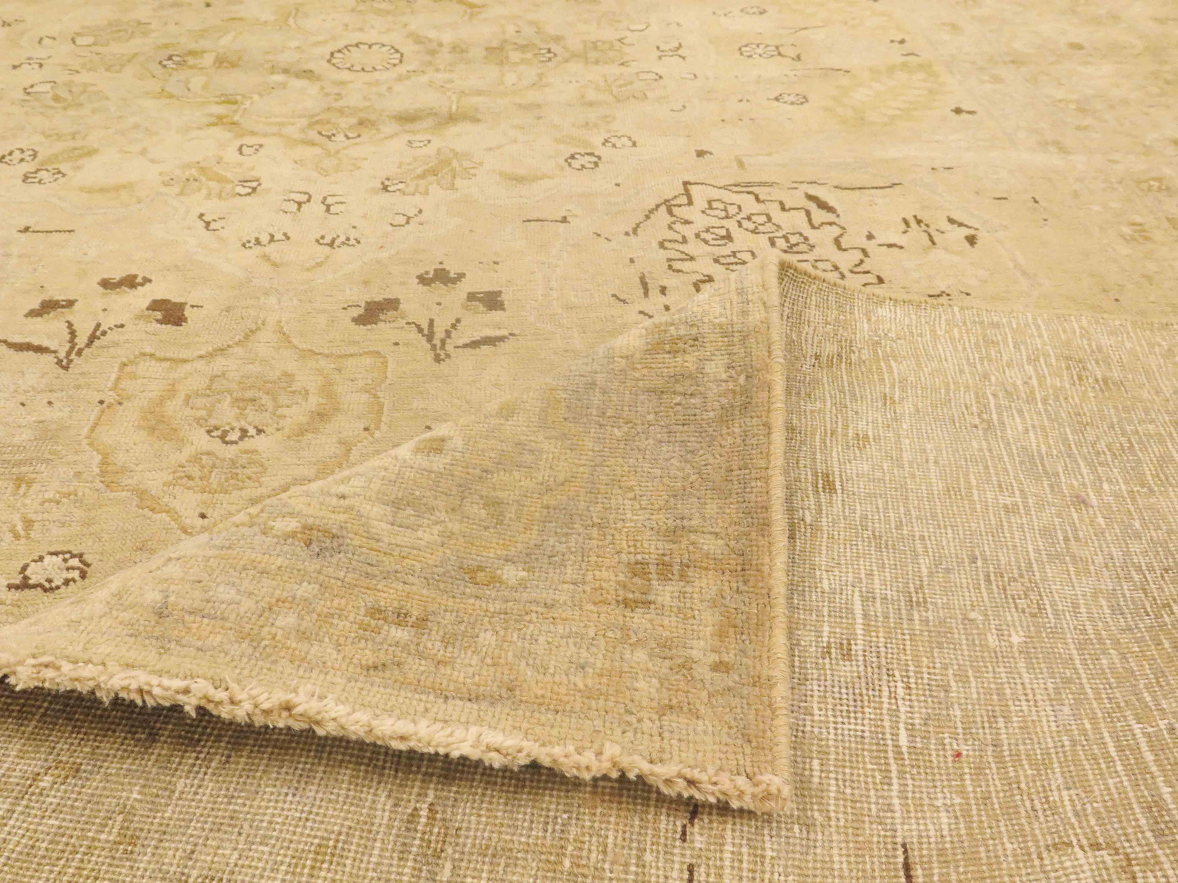 Antiker persischer Täbris-Teppich mit braunen botanischen Details auf elfenbeinfarbenem Feld (Persisch) im Angebot