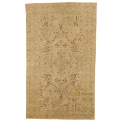 Antiker persischer Täbris-Teppich mit braunen botanischen Details auf elfenbeinfarbenem Feld