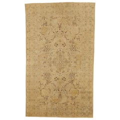 Tapis persan ancien de Tabriz avec détails botaniques bruns sur fond ivoire
