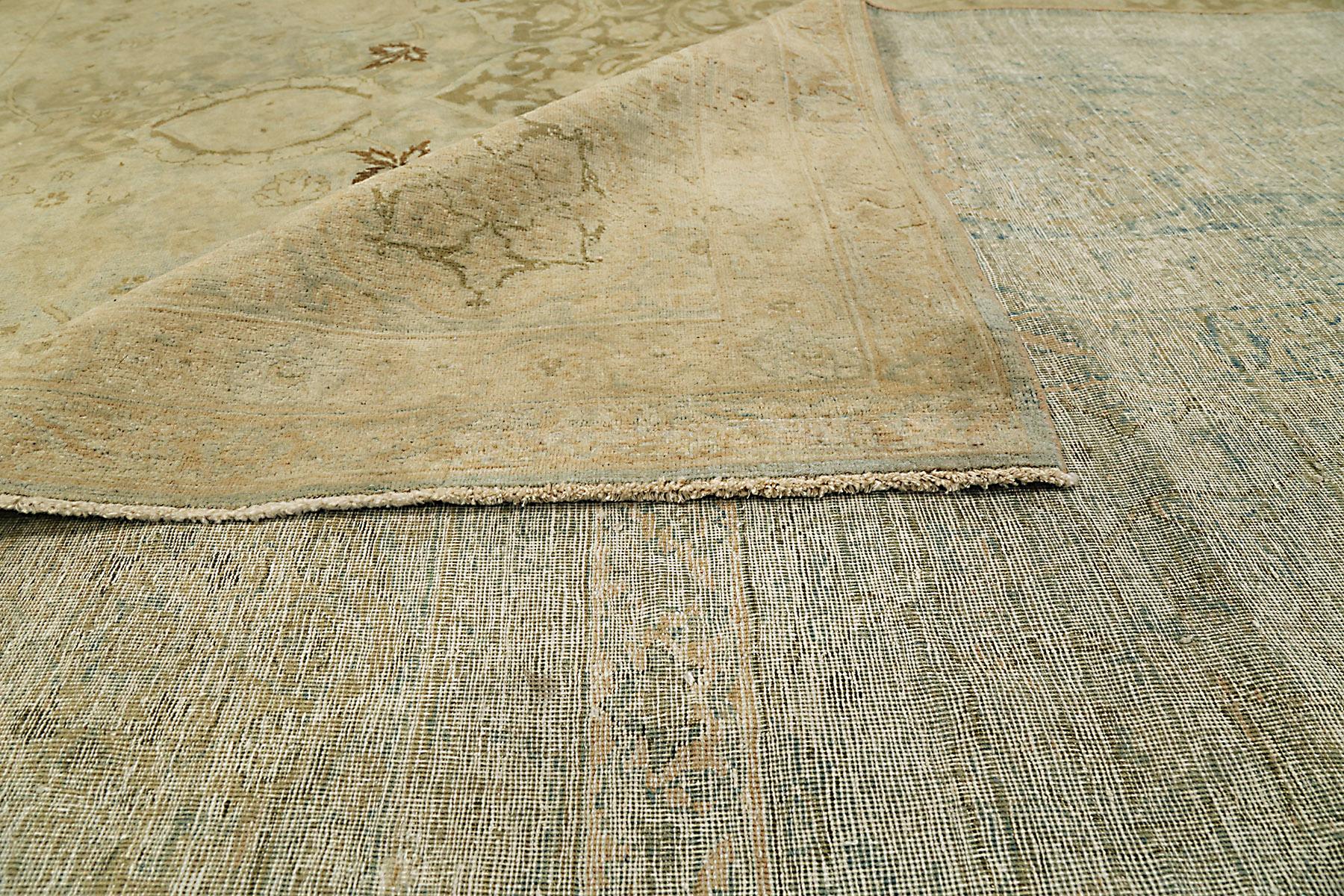 Antiker persischer Täbris-Teppich mit braunen und grauen Blumenmotiven auf elfenbeinfarbenem Feld (Handgewebt) im Angebot