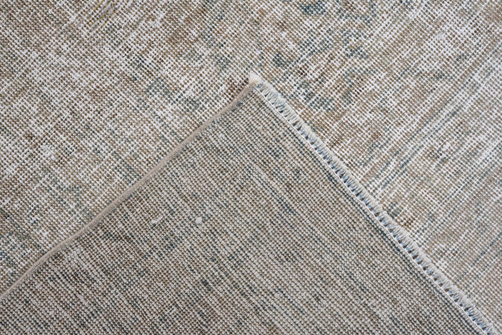 Perse Tapis persan ancien de Tabriz avec médaillon central en bleu ciel et beige chaud en vente