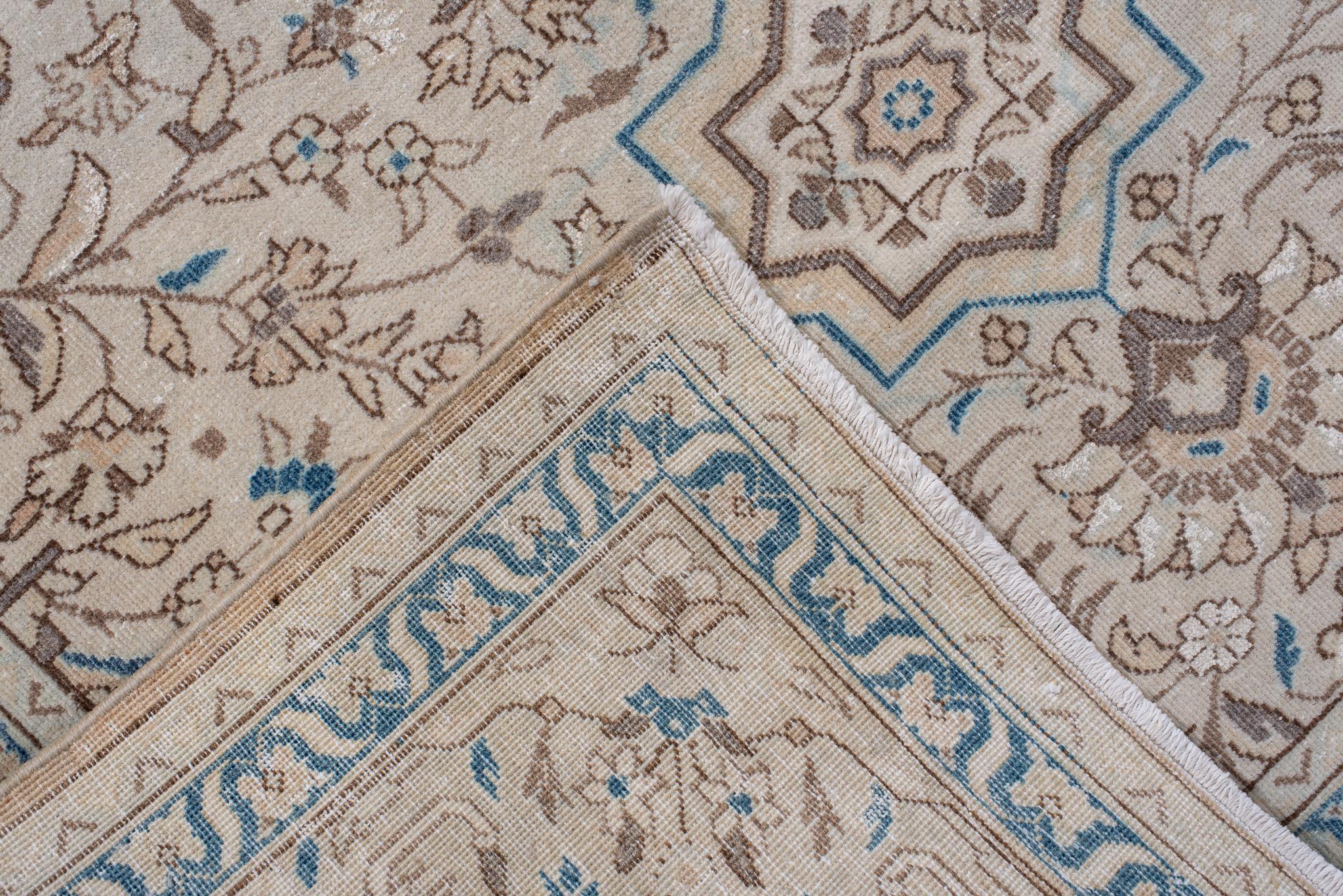 Perse Tapis persan ancien de Tabriz avec médaillon central en bleu ciel et beige chaud en vente