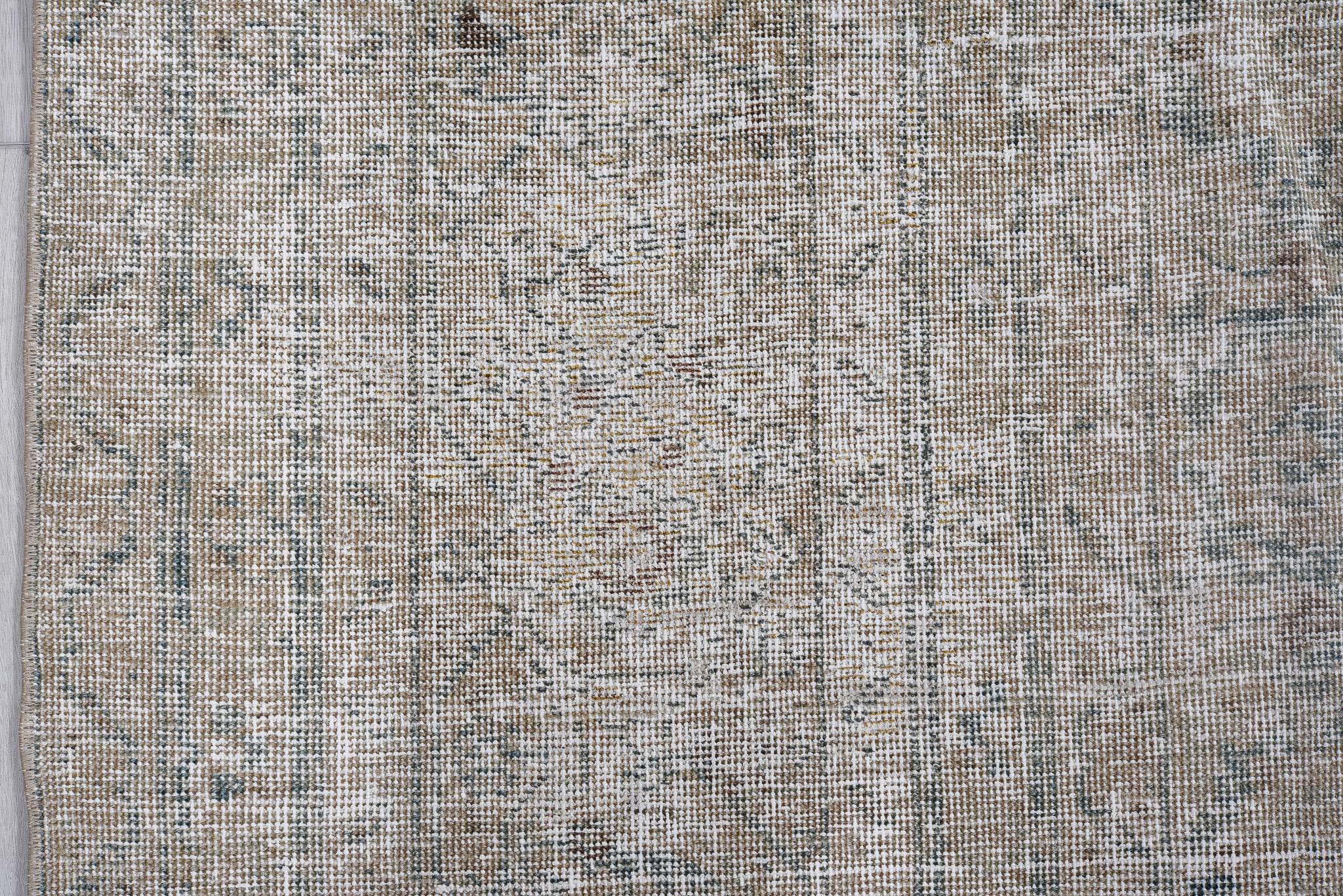 Tapis persan ancien de Tabriz avec médaillon central en bleu ciel et beige chaud Excellent état - En vente à New York, NY