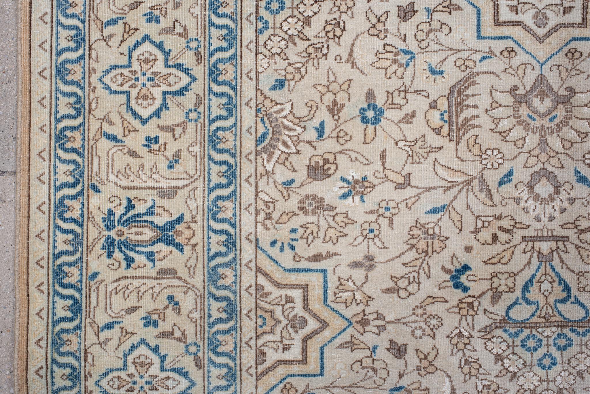 Tapis persan ancien de Tabriz avec médaillon central en bleu ciel et beige chaud Excellent état - En vente à New York, NY