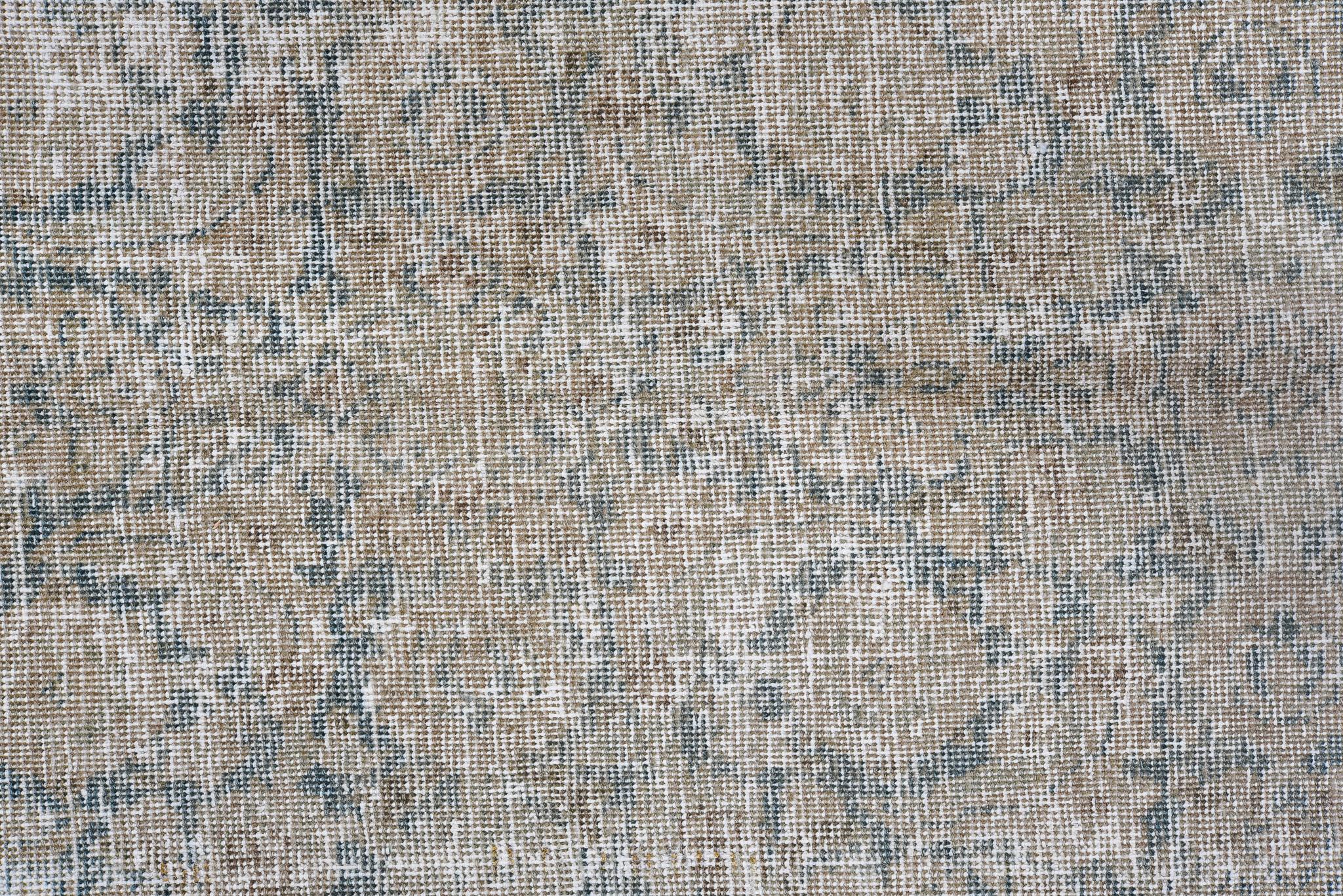 20ième siècle Tapis persan ancien de Tabriz avec médaillon central en bleu ciel et beige chaud en vente