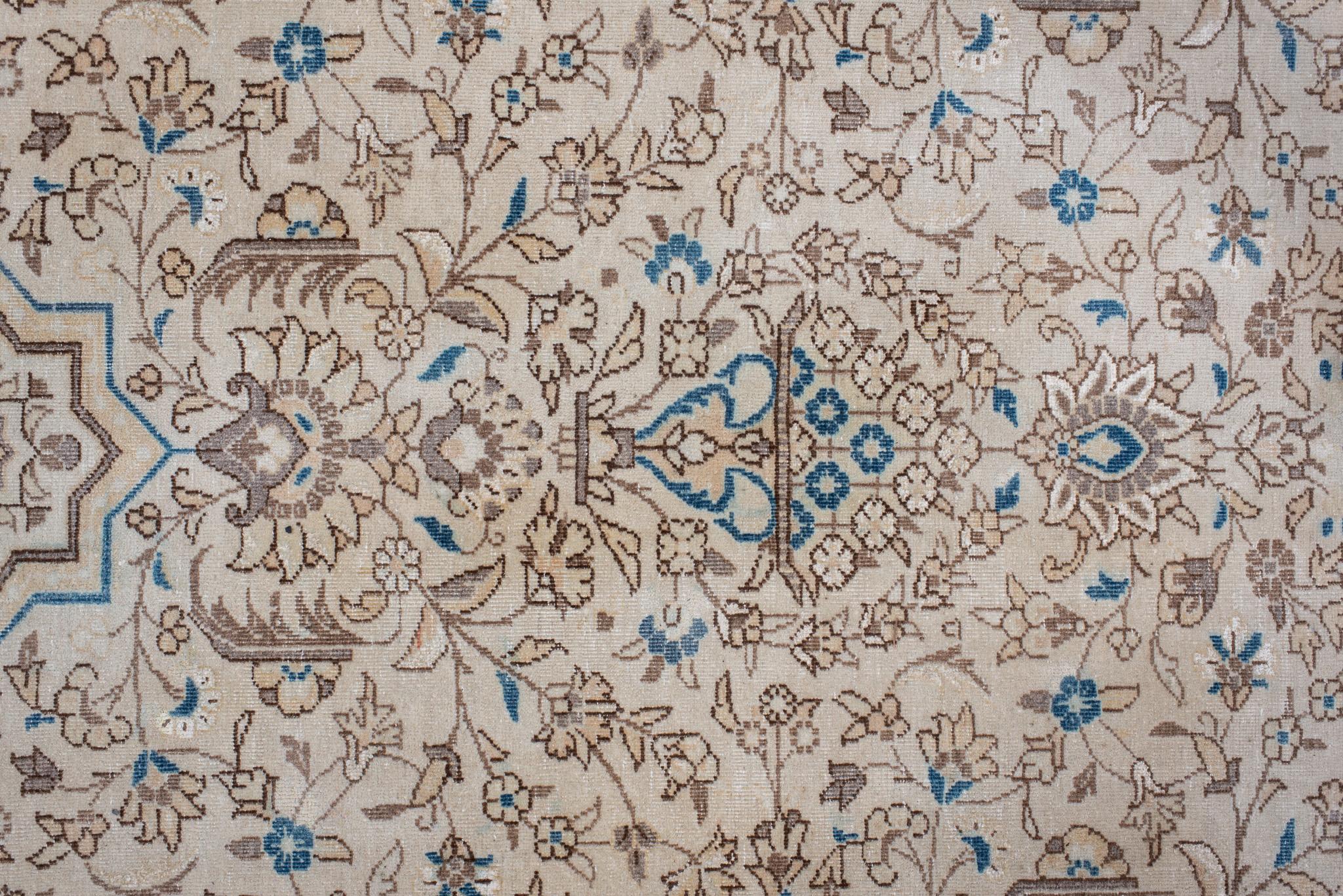 20ième siècle Tapis persan ancien de Tabriz avec médaillon central en bleu ciel et beige chaud en vente