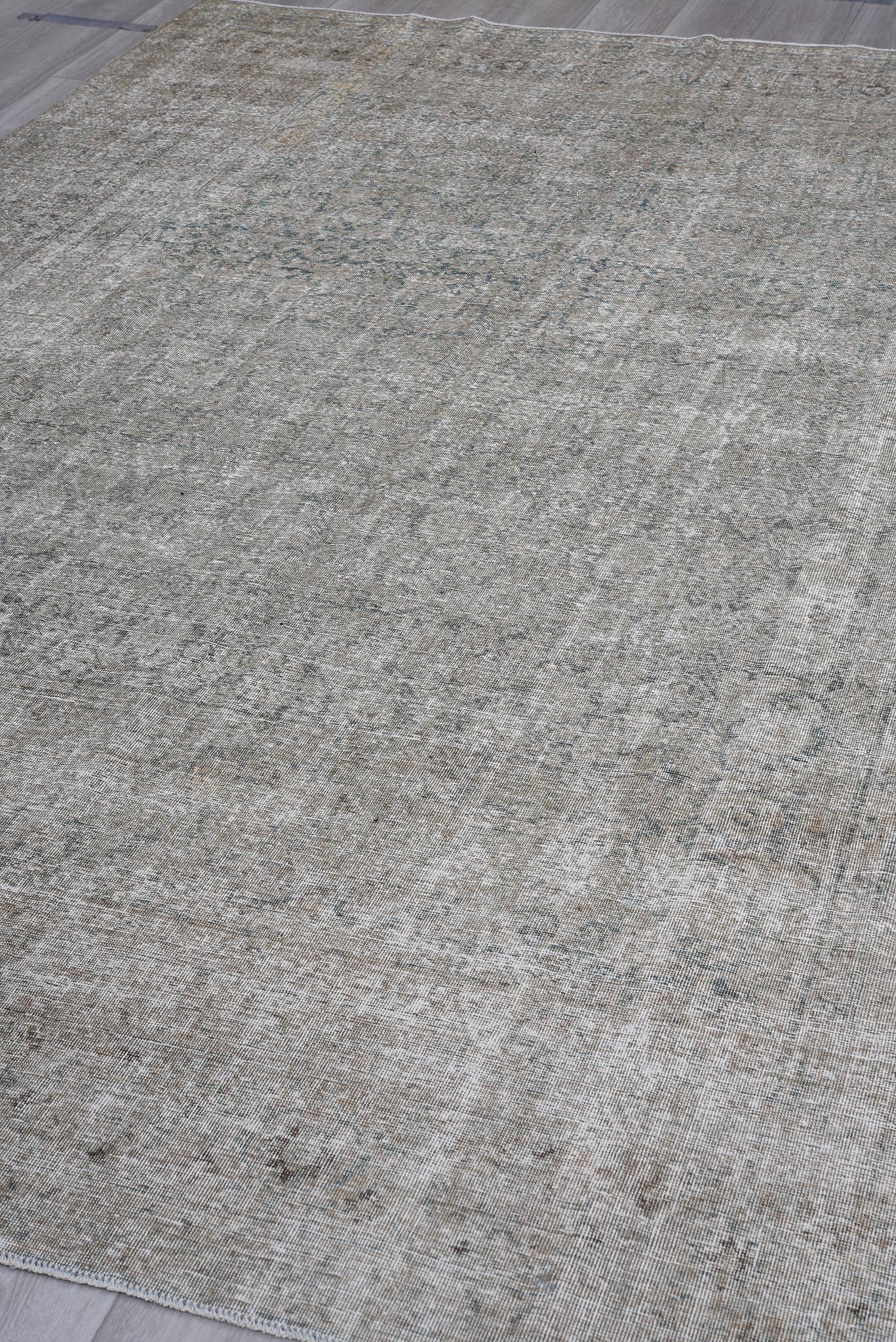 Laine Tapis persan ancien de Tabriz avec médaillon central en bleu ciel et beige chaud en vente