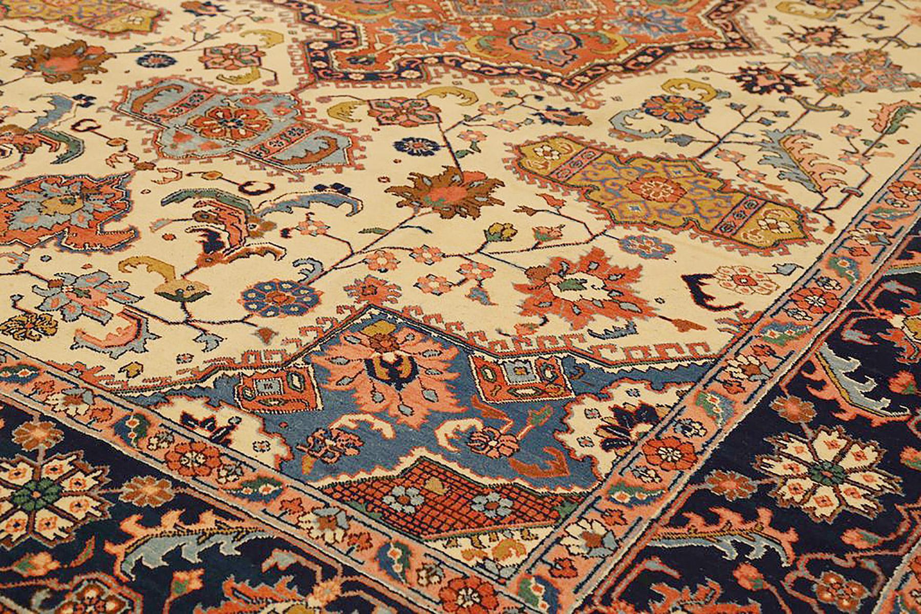 Antiker persischer Täbriz-Teppich mit zentralem Medaillon:: umgeben von floralen Motiven (Tabriz) im Angebot