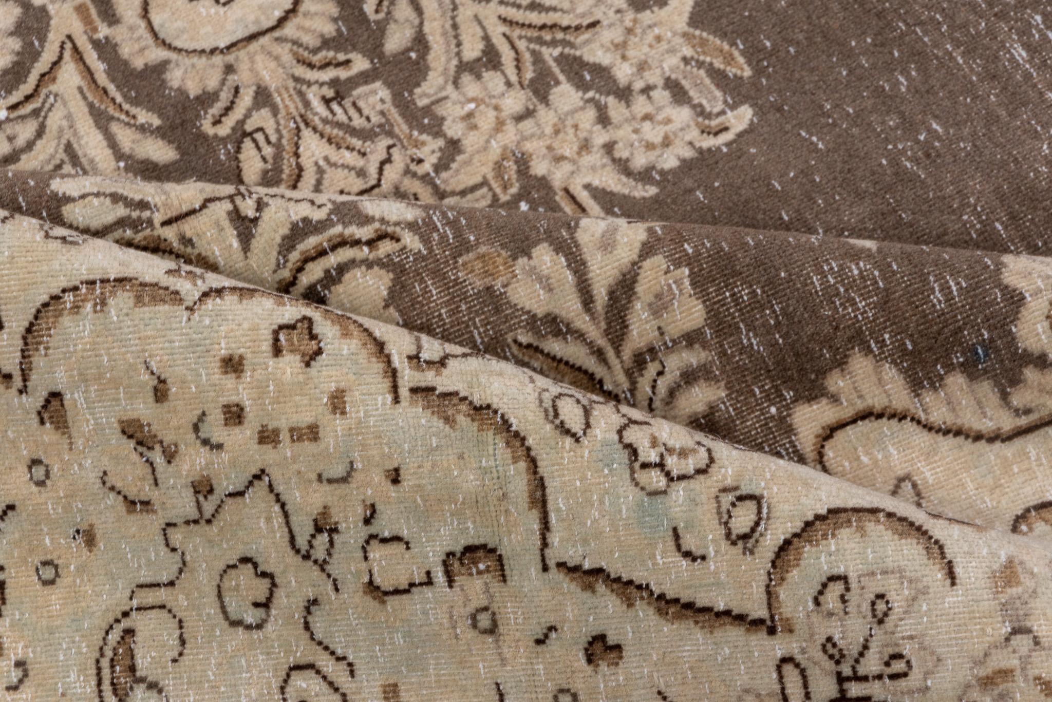 Caratterizzato da un classico disegno floreale in blu e rosso intenso, questo Tappeto Tabriz Persiano Antico aggiunge un tocco di lusso e calore a qualsiasi spazio. I colori vivaci e i motivi intricati ne fanno un pezzo forte in qualsiasi stanza.