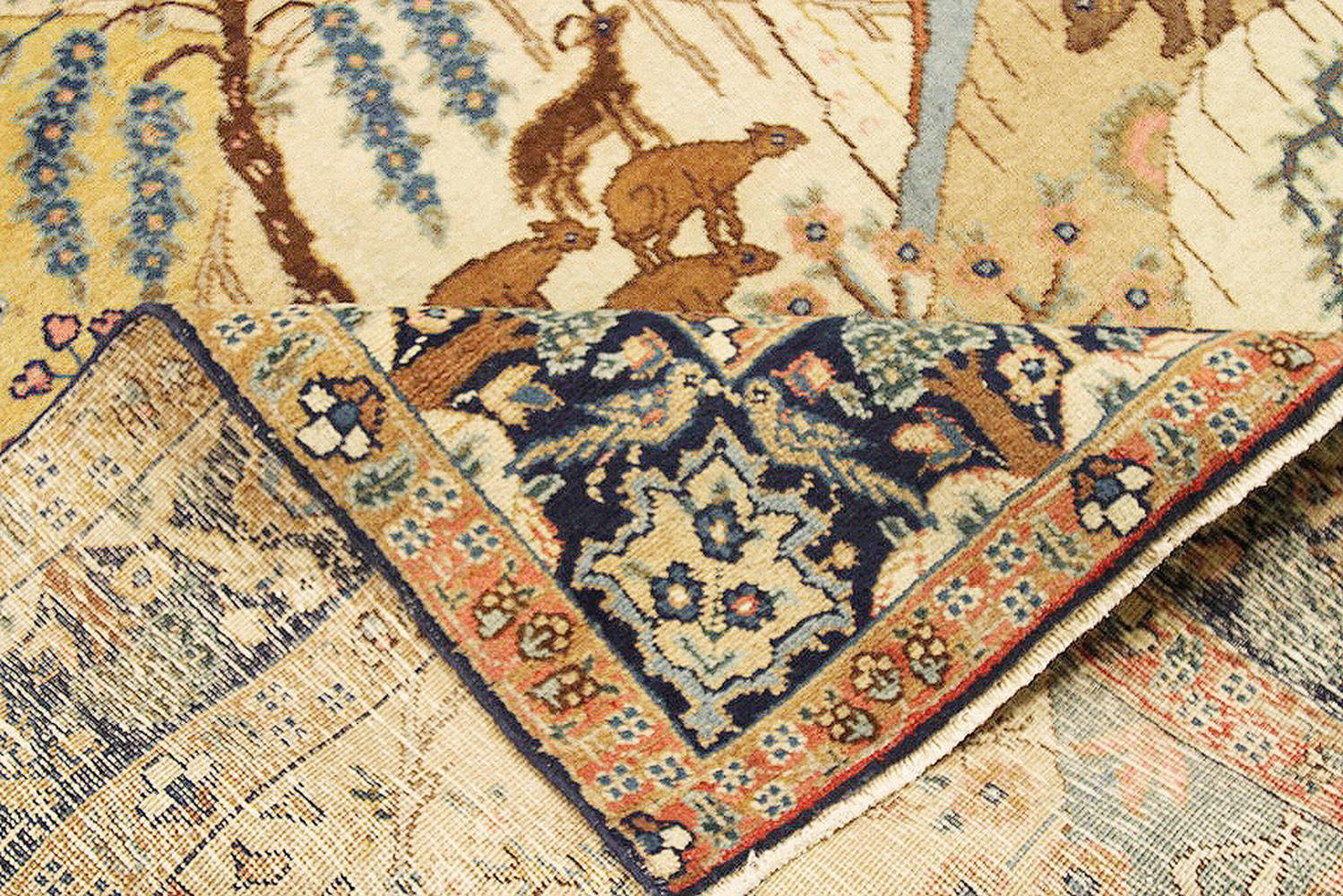 Perse Tapis persan ancien de Tabriz avec animaux et détails de paysage colorés en vente