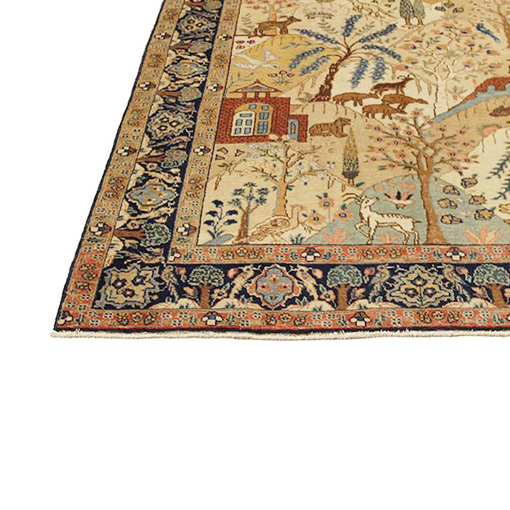 Tissé à la main Tapis persan ancien de Tabriz avec animaux et détails de paysage colorés en vente