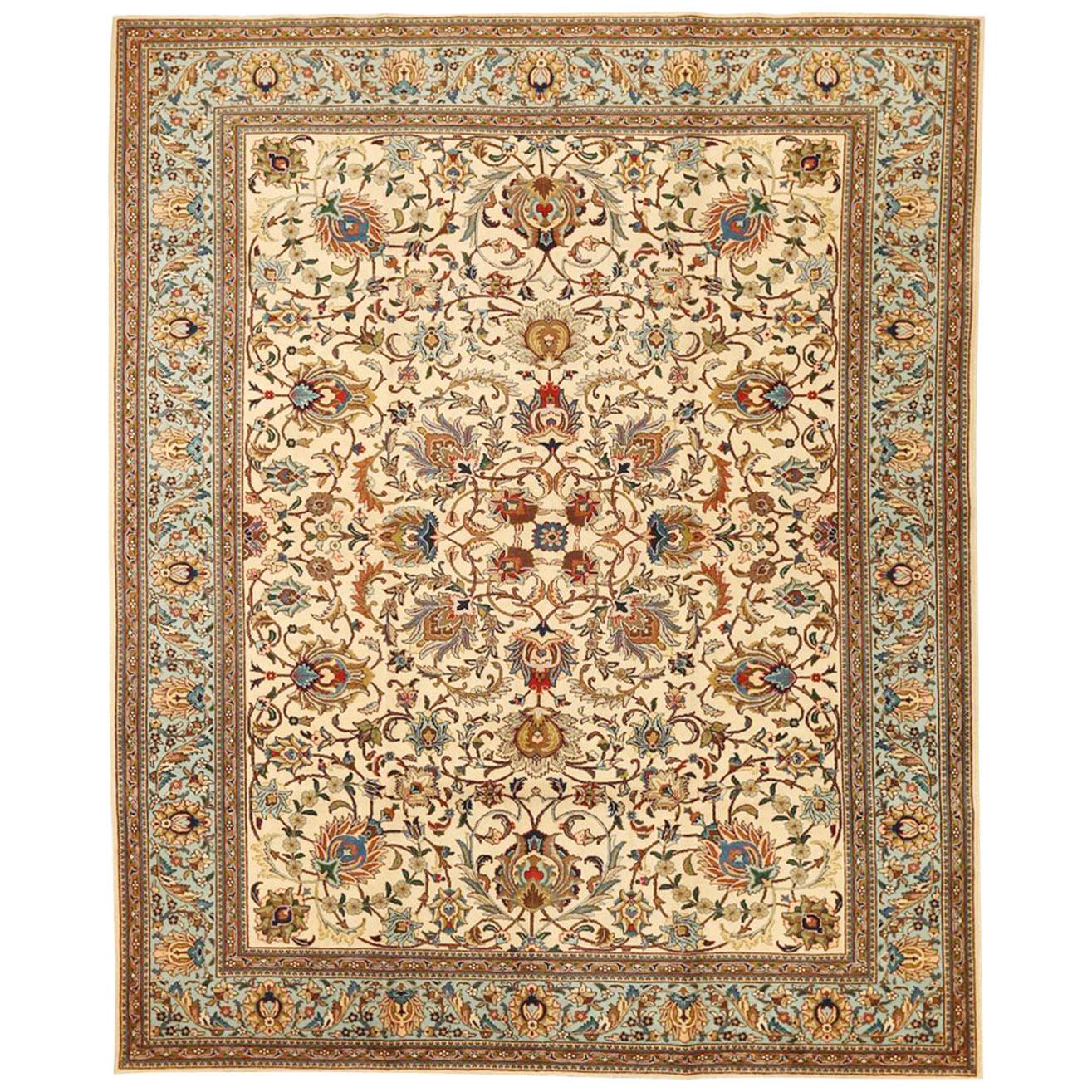Antiker persischer Täbris-Teppich mit bunten Blumenmotiven auf elfenbeinfarbenem Feld