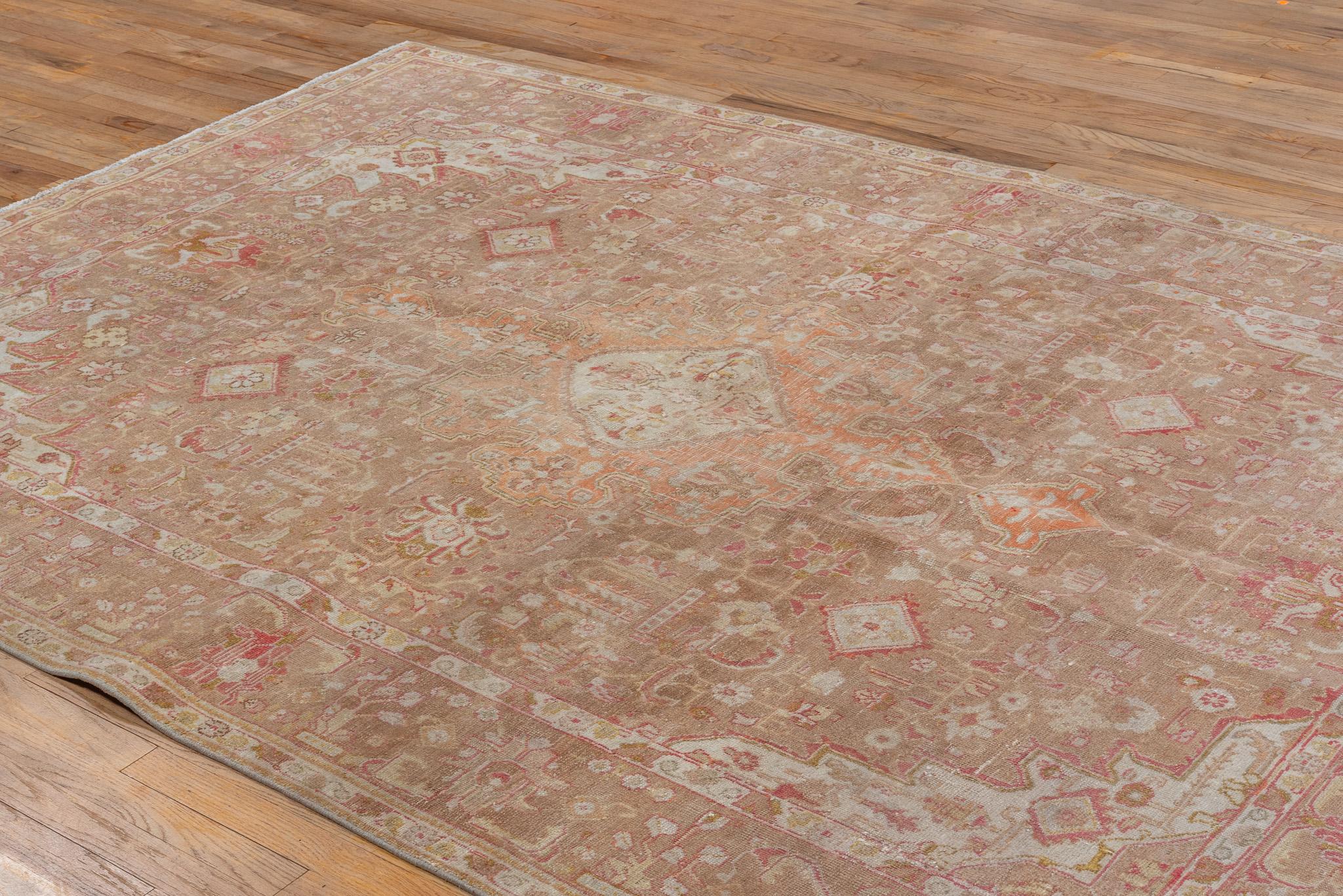 Ce tapis persan ancien de Tabriz présente un motif floral complexe dans des tons bleu clair et beige crème. Les motifs complexes et la palette de couleurs douces en font une pièce polyvalente qui peut rehausser n'importe quel décor.