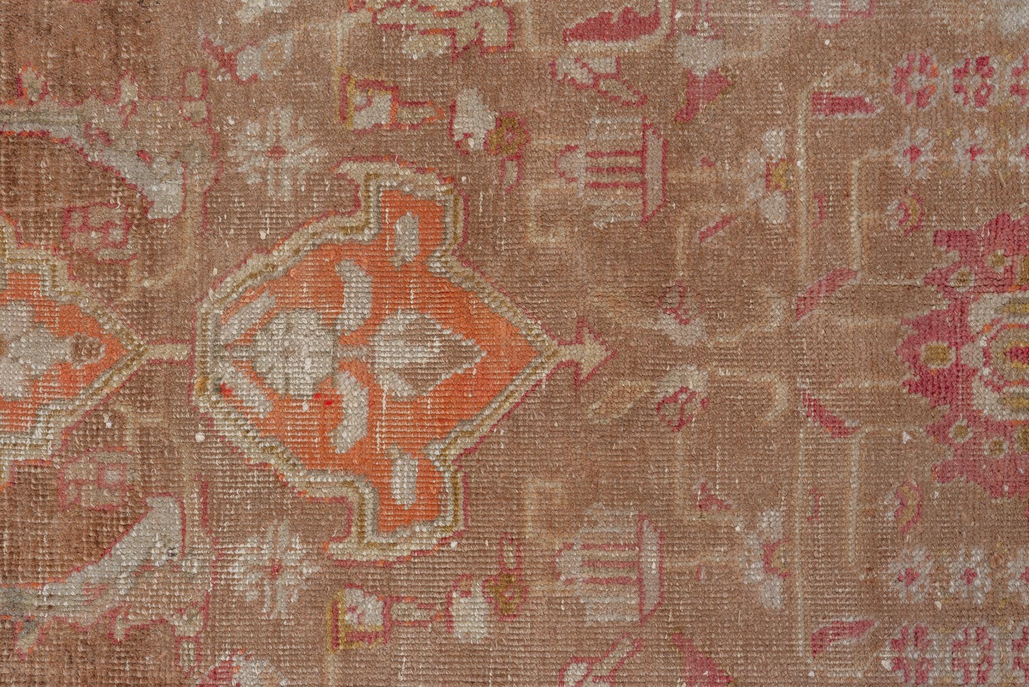 Laine Tapis persan ancien de Tabriz avec un design floral complexe en vente