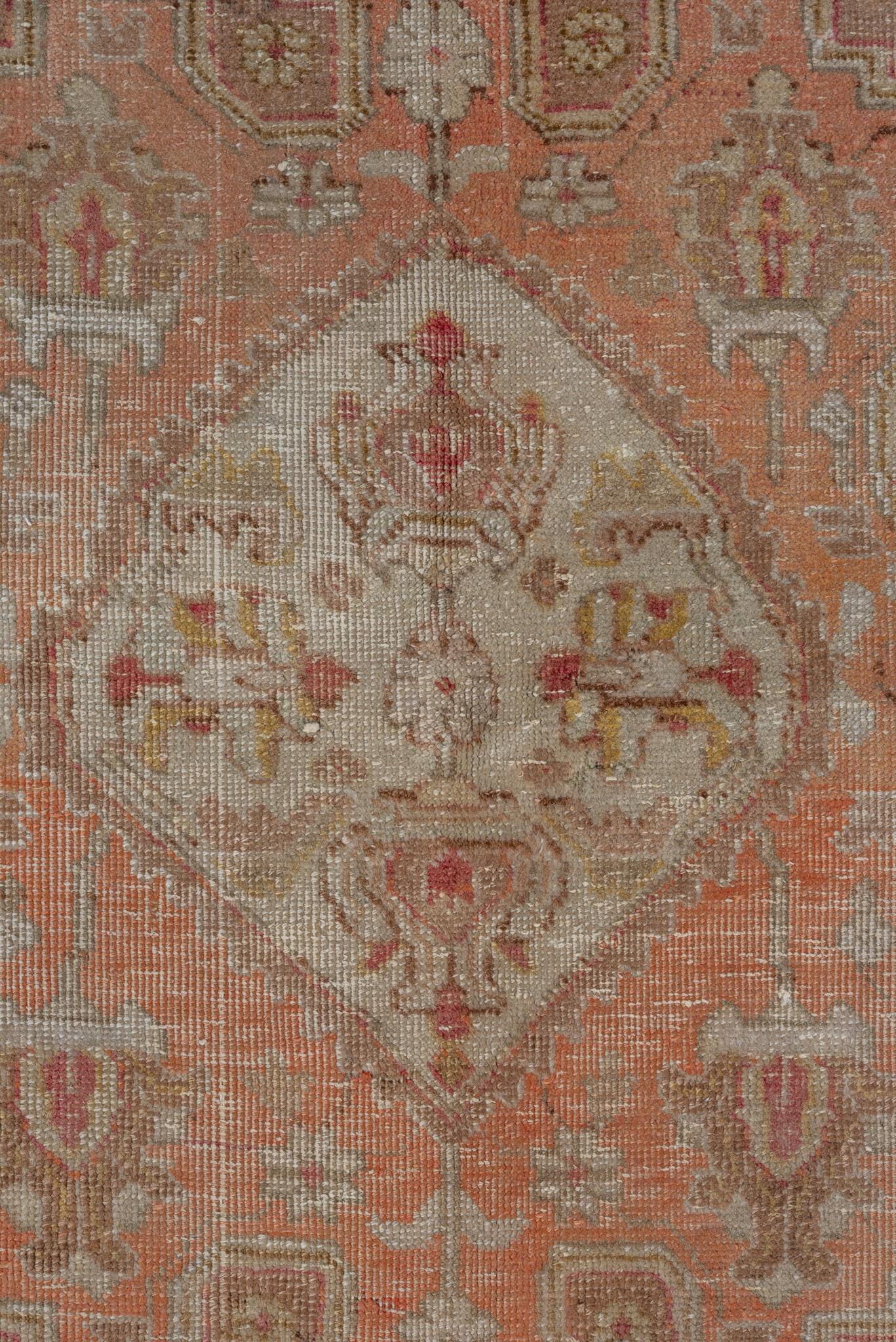 Tapis persan ancien de Tabriz avec un design floral complexe en vente 1