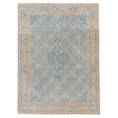 Tapis persan ancien de Tabriz aux teintes dorées et aux tons bleus