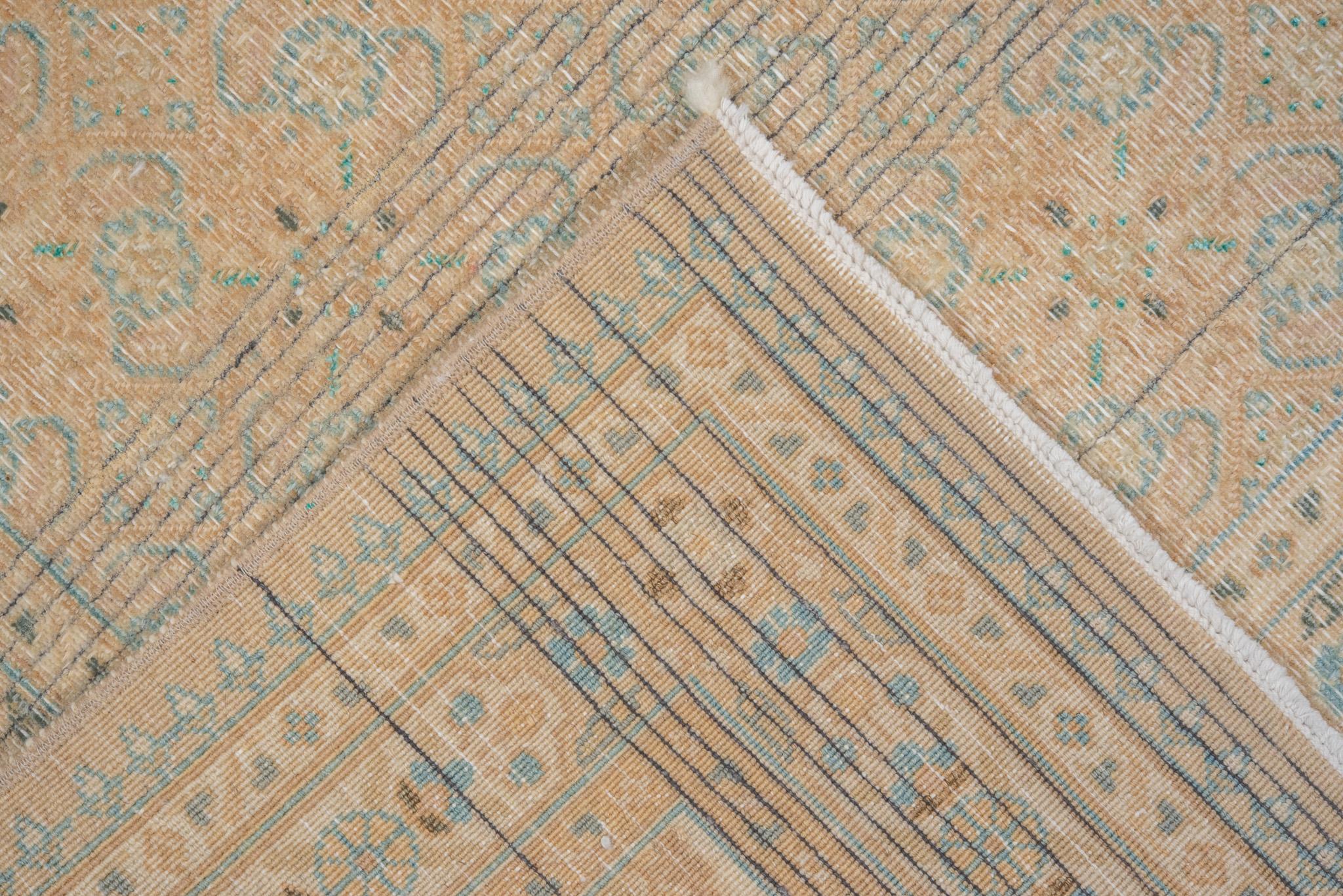 Tapis persan ancien de Tabriz avec un délicat motif floral beige Excellent état - En vente à New York, NY