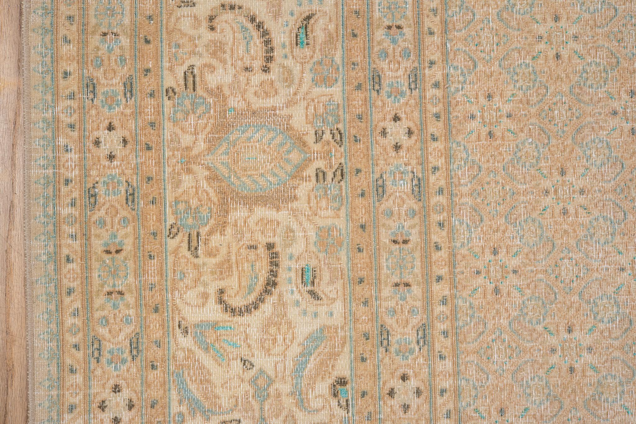 20ième siècle Tapis persan ancien de Tabriz avec un délicat motif floral beige en vente