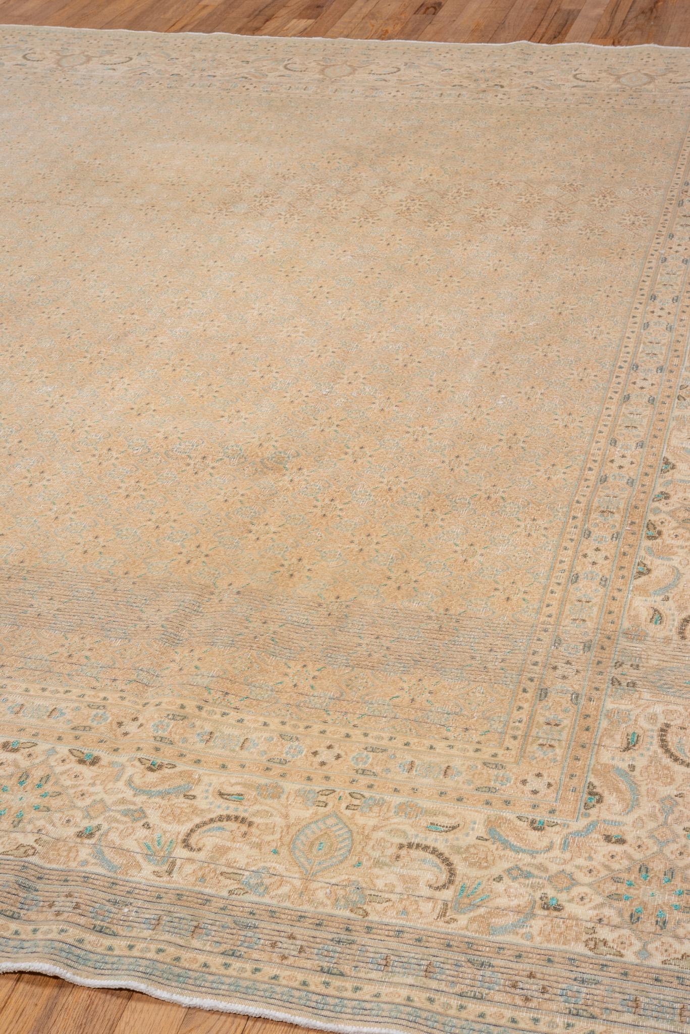 Tapis persan ancien de Tabriz avec un délicat motif floral beige en vente 2