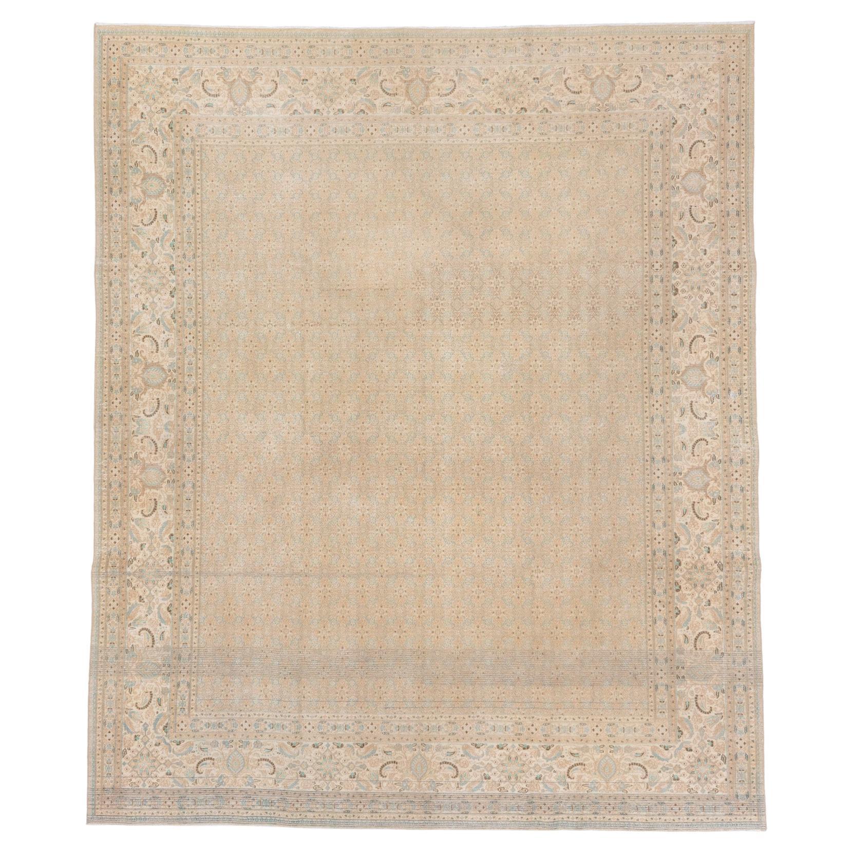 Antigua alfombra persa de Tabriz con delicado diseño floral en beige