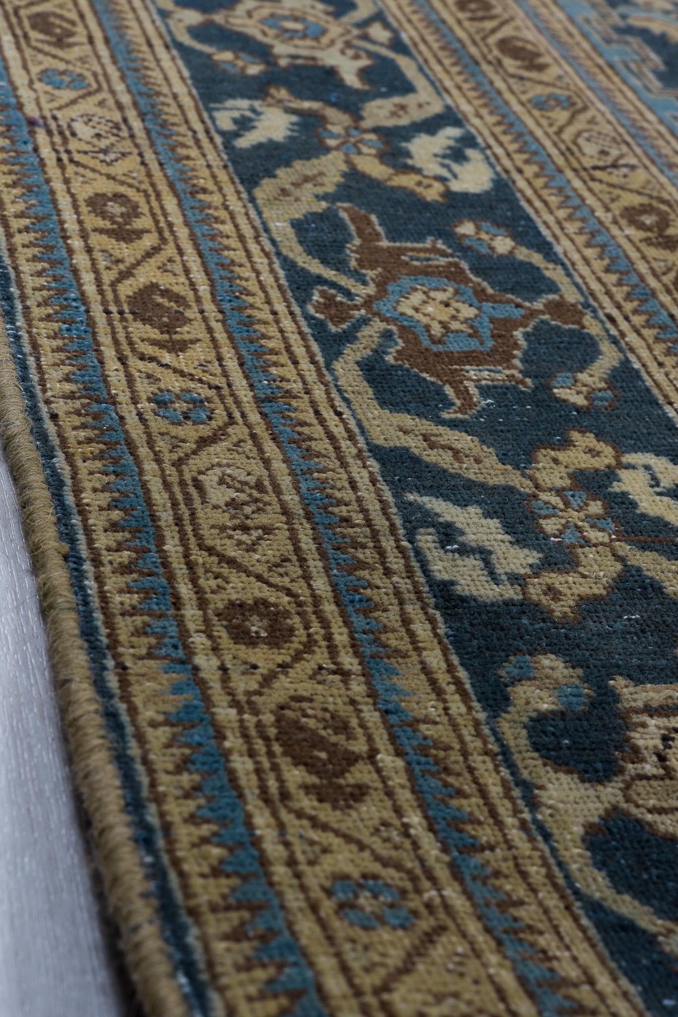 Die Bordüren des Teppichs mit ihren komplizierten, ineinander greifenden geometrischen Formen und floralen Rosetten verstärken die Raffinesse des Designs noch. Täbriz-Teppiche sind für ihre enge Knüpfung bekannt, die so detaillierte, scharfe Muster
