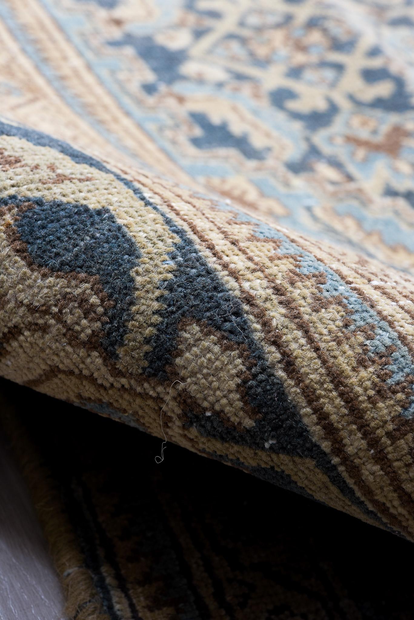 Antiker persischer Täbris-Teppich aus Täbris mit aufwändigen Blumenmustern (Tabriz) im Angebot